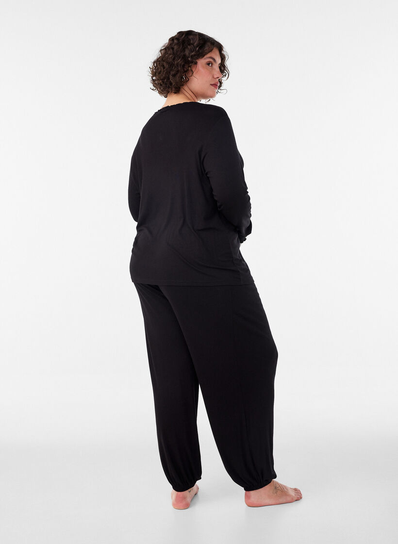 Loose pyjama bottoms in viscose with an elastic waist, Black, Model image number 2