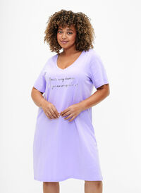 Organic cotton nightdress with V-neck (GOTS), Lavender Decide, Model