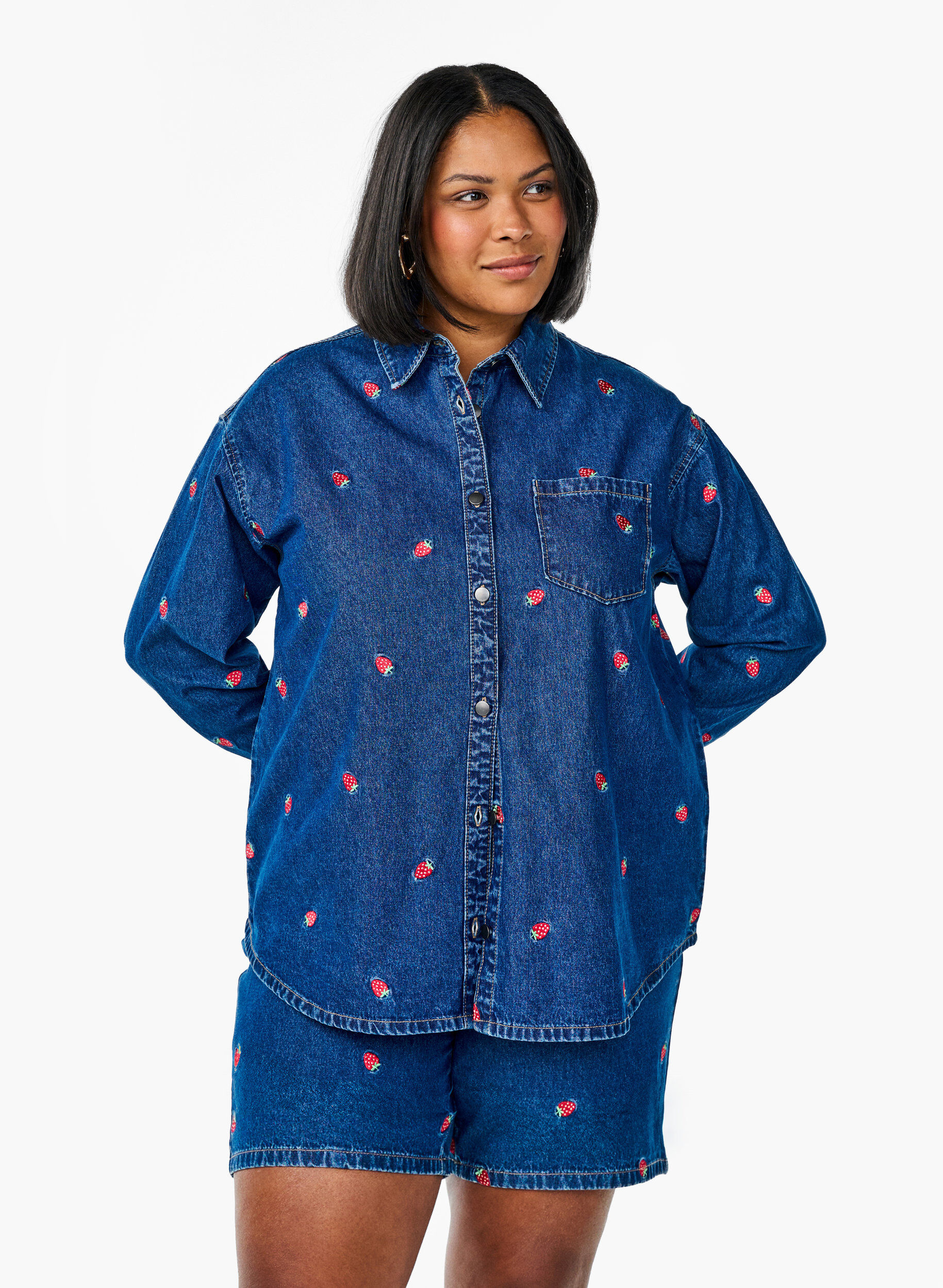 Zizzifashion Denim shorts with embroidered strawberries, Blue, Model image number 0