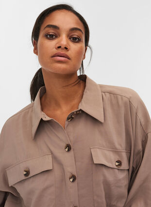 Long viscose shirt with colour-block, Desert Taupe, Model image number 2