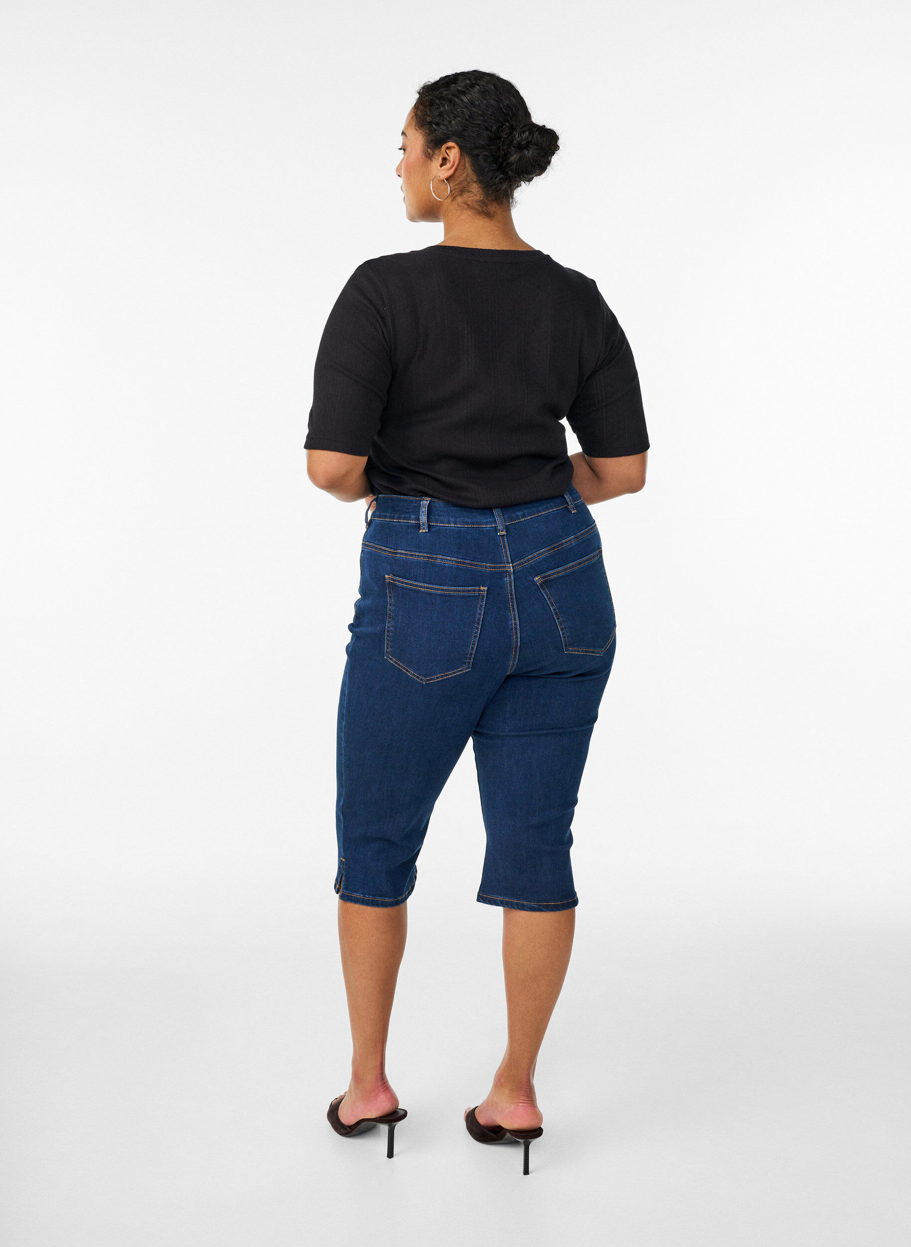 Zizzifashion High-waisted slim fit capris in stretch denim, Blue, Model image number 1