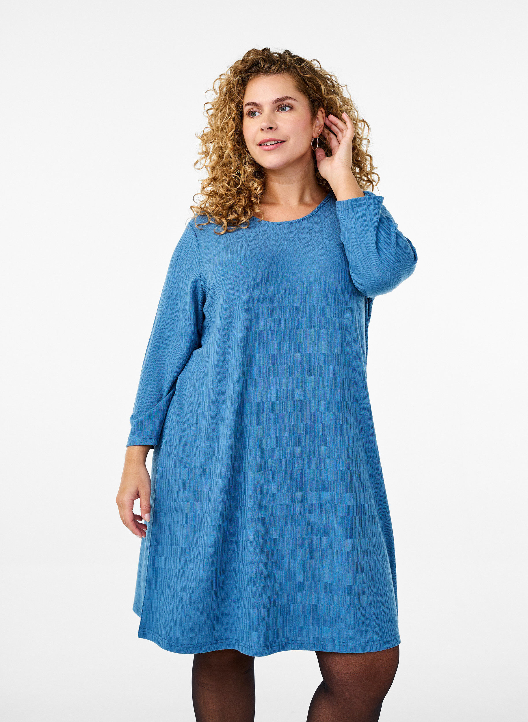Dress with texture and 3/4 sleeves, Blue, Model