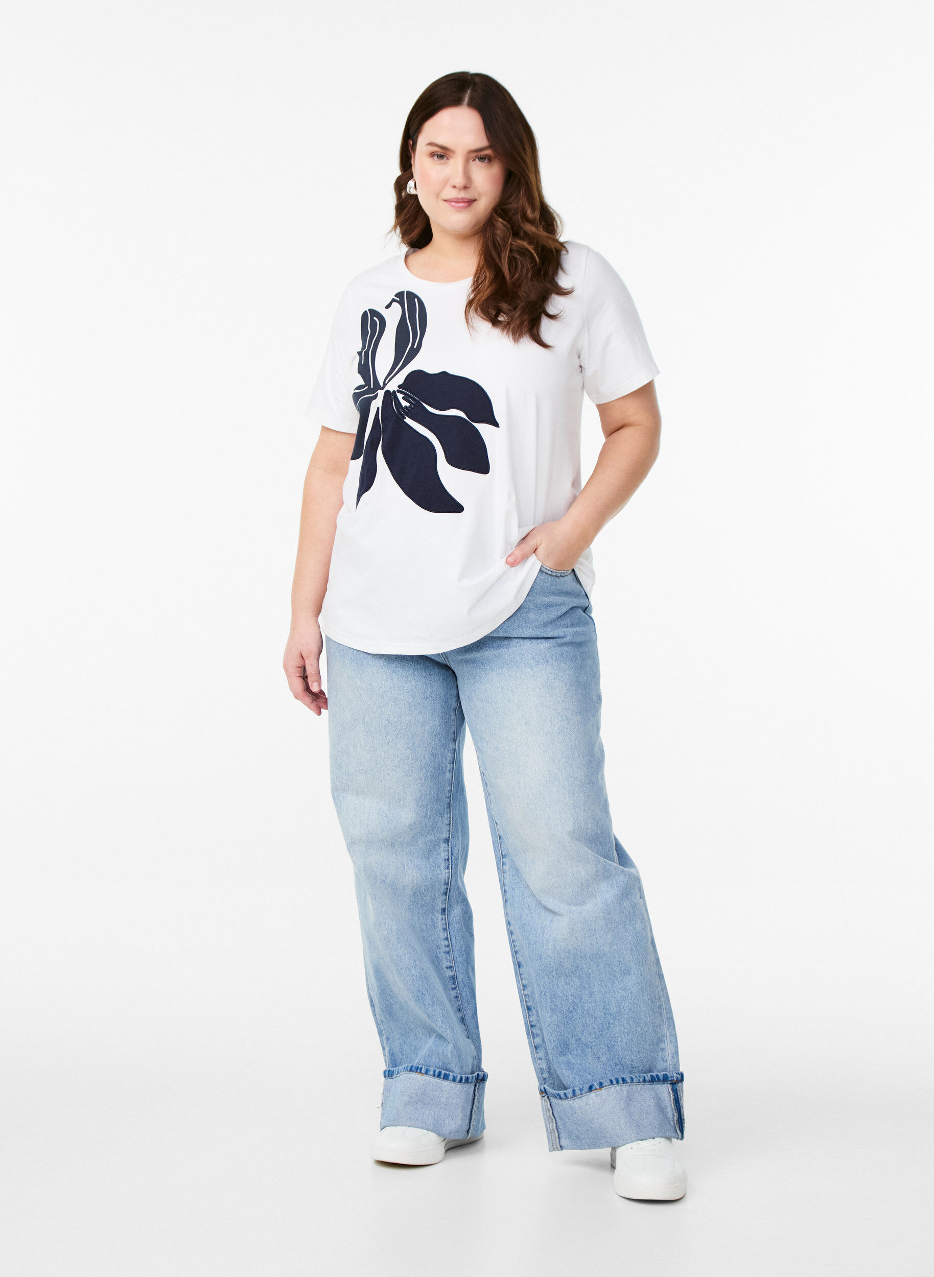 Zizzifashion T-shirt in organic cotton with floral print, B. White w. EMB, Model image number 2