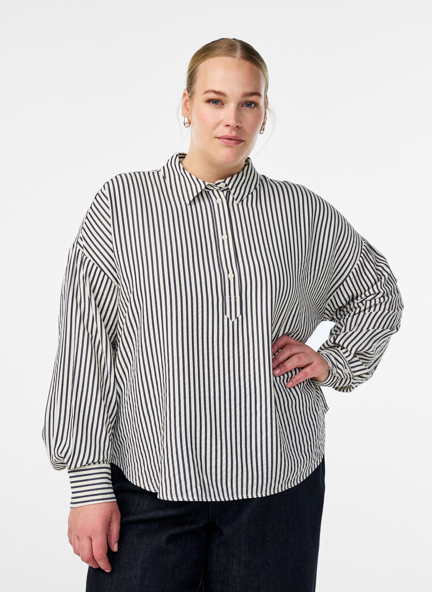 Striped shirt with button detail on the back, Black, Model