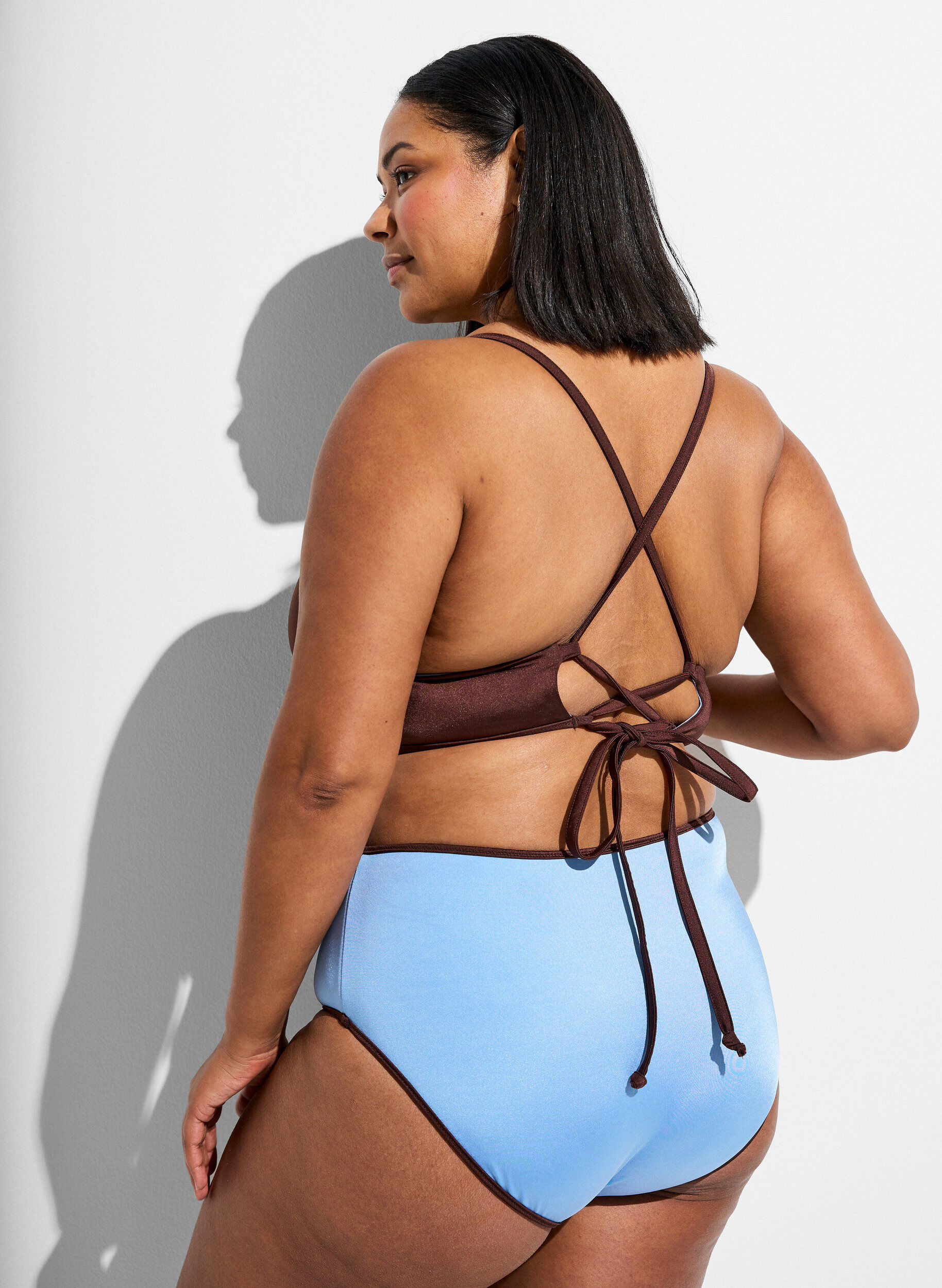 Zizzifashion Reversible bikini top with V-neck and cross-back straps, Brown, Model image number 2