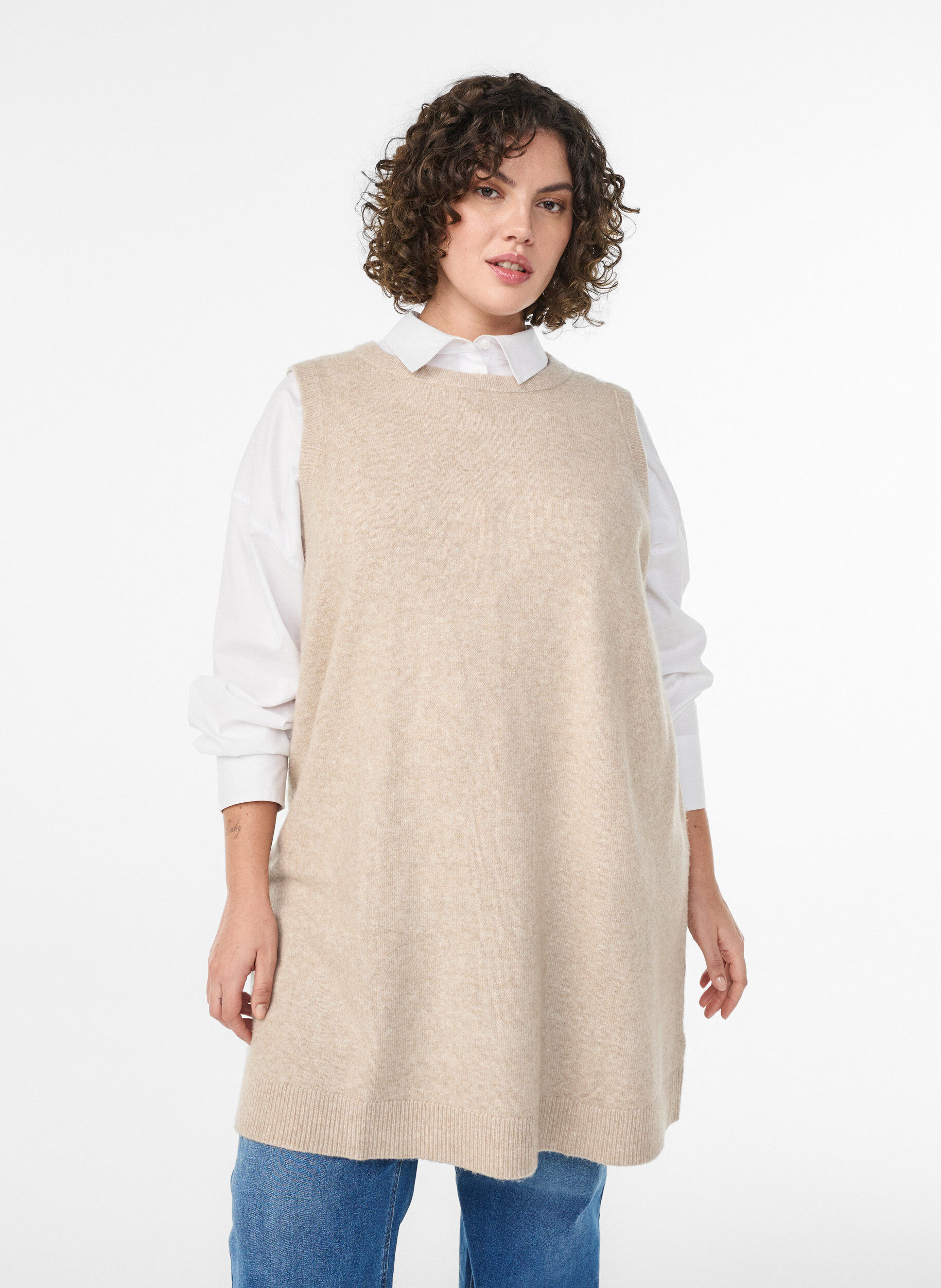 Short sleeveless knitted dress, Beige, Model