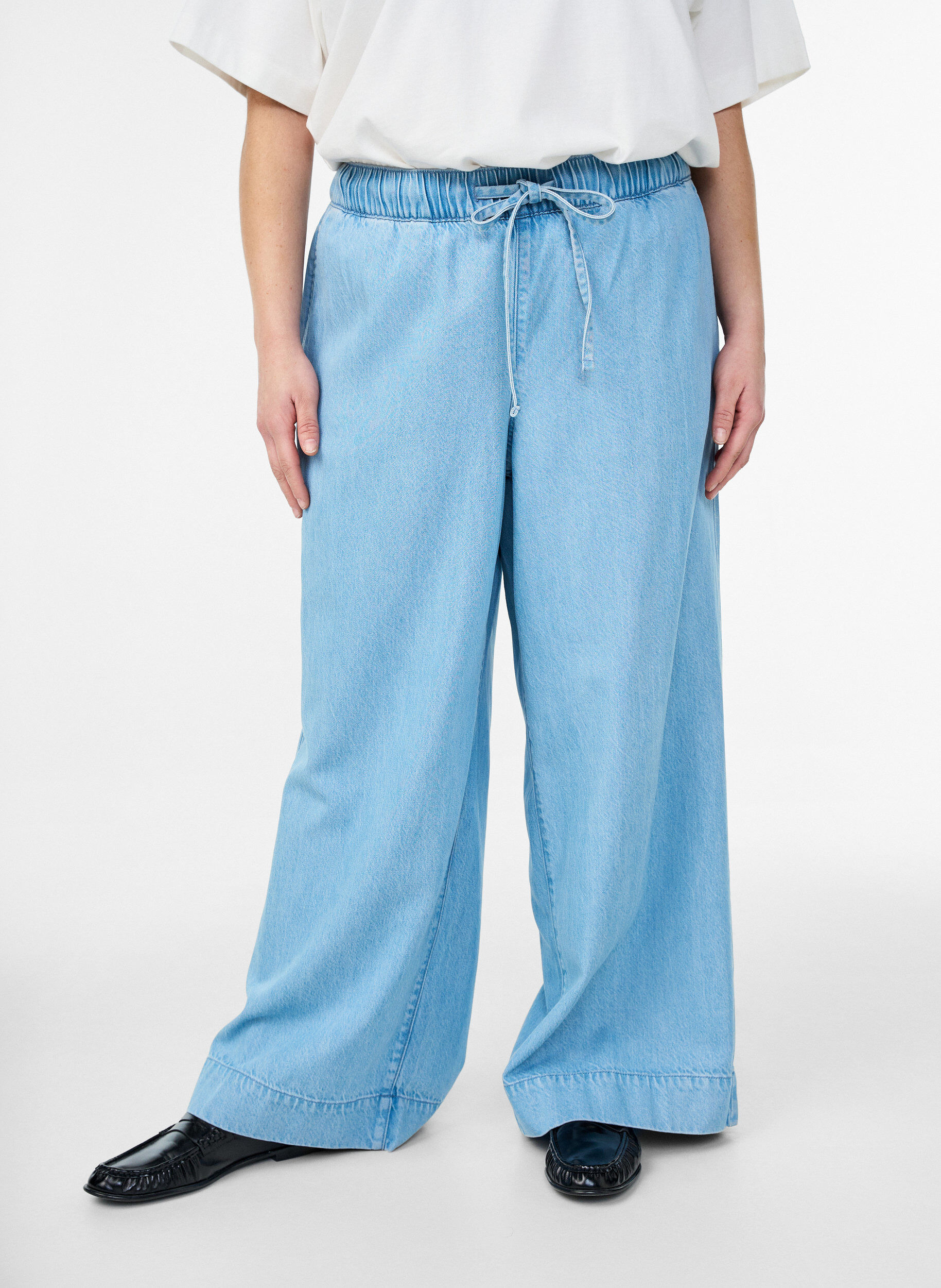 Zizzifashion Wide-leg denim joggers with a high waist, Light Blue, Model image number 2