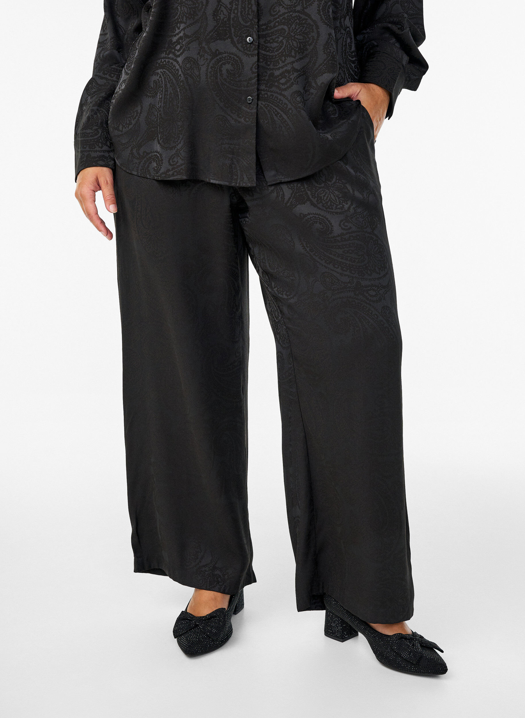 Zizzifashion Loose trousers with paisley pattern and high waist, Black, Model image number 2