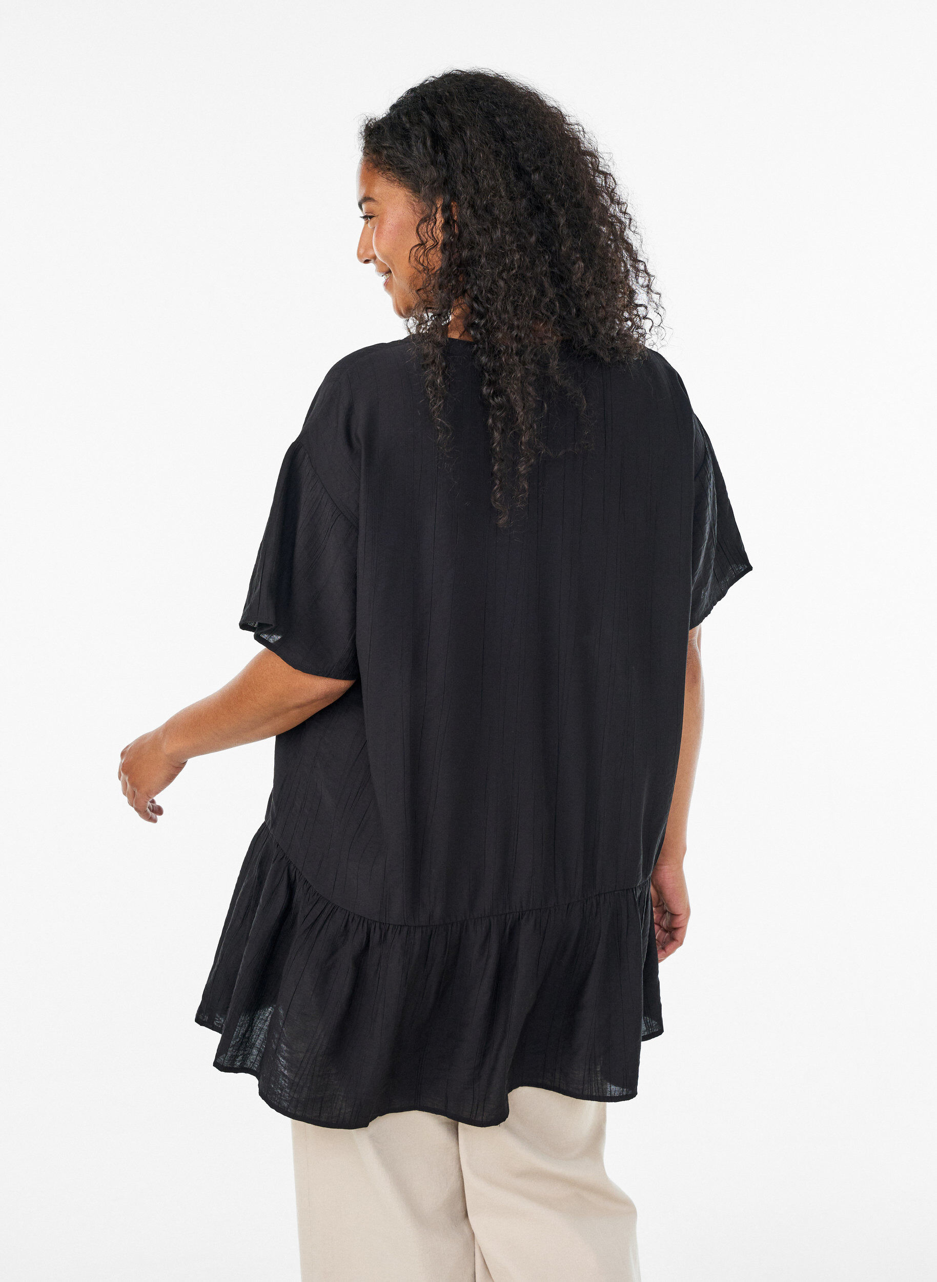 Zizzifashion Loose tunic with crinkled texture and ruffle hem, Black, Model image number 2
