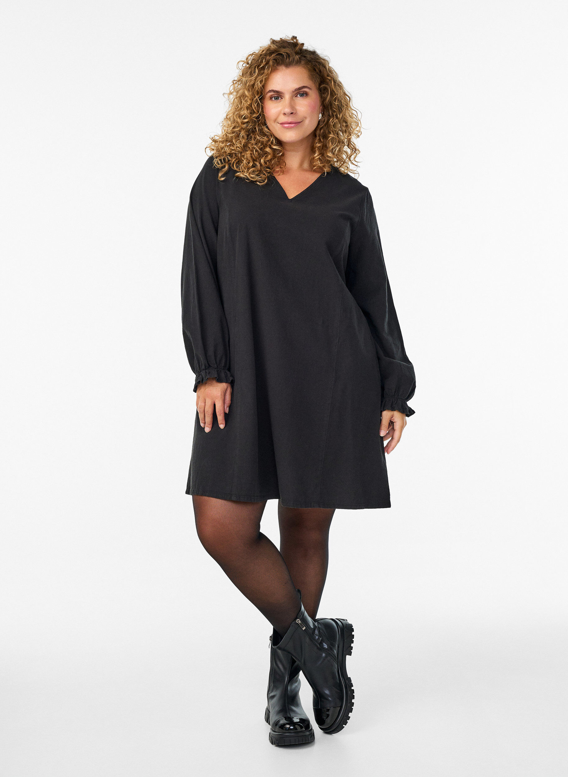 Zizzifashion Short cotton dress with V-neck, Black, Model image number 1