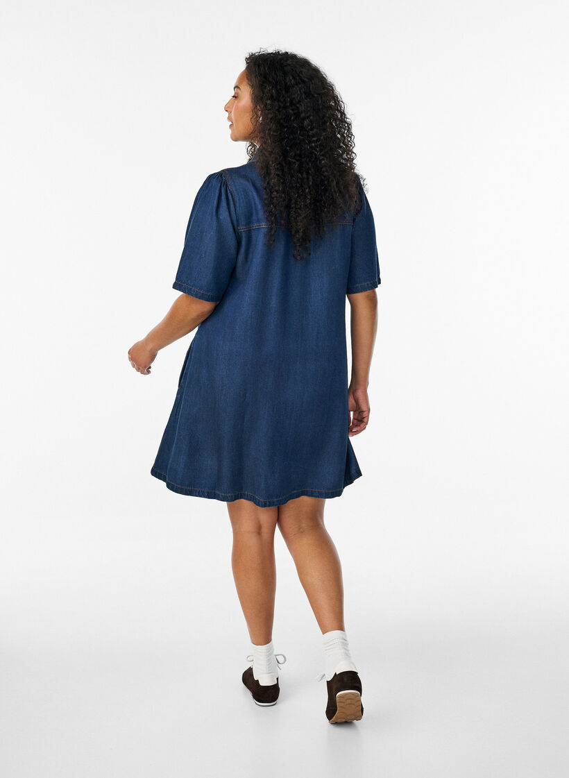 Denim dress in lyocell with buttons and short sleeves, Blue, Model image number 2