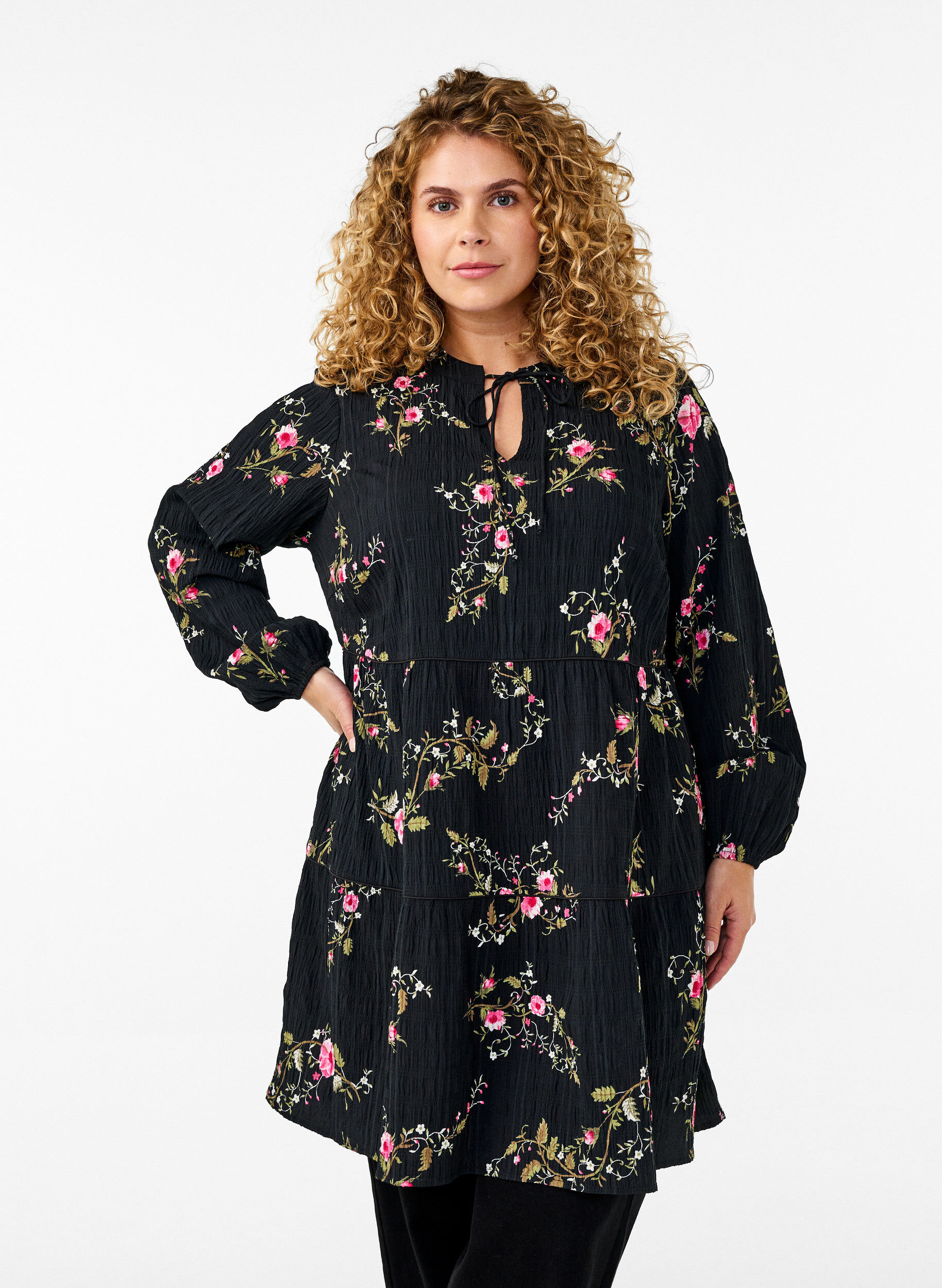 Floral print dress with tie fastening, Black, Model