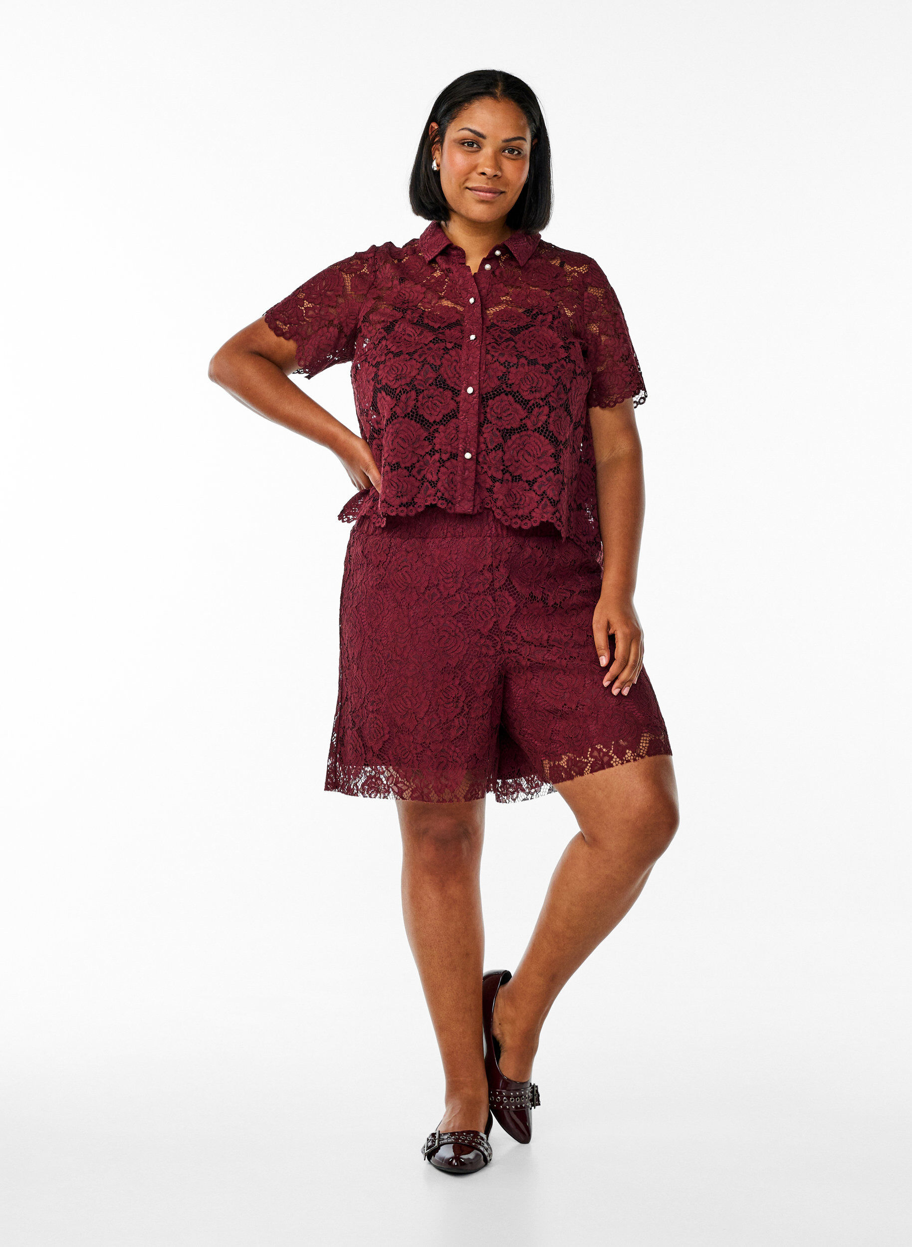 Zizzifashion Loose lace shorts, Dark Bordeaux, Model image number 1