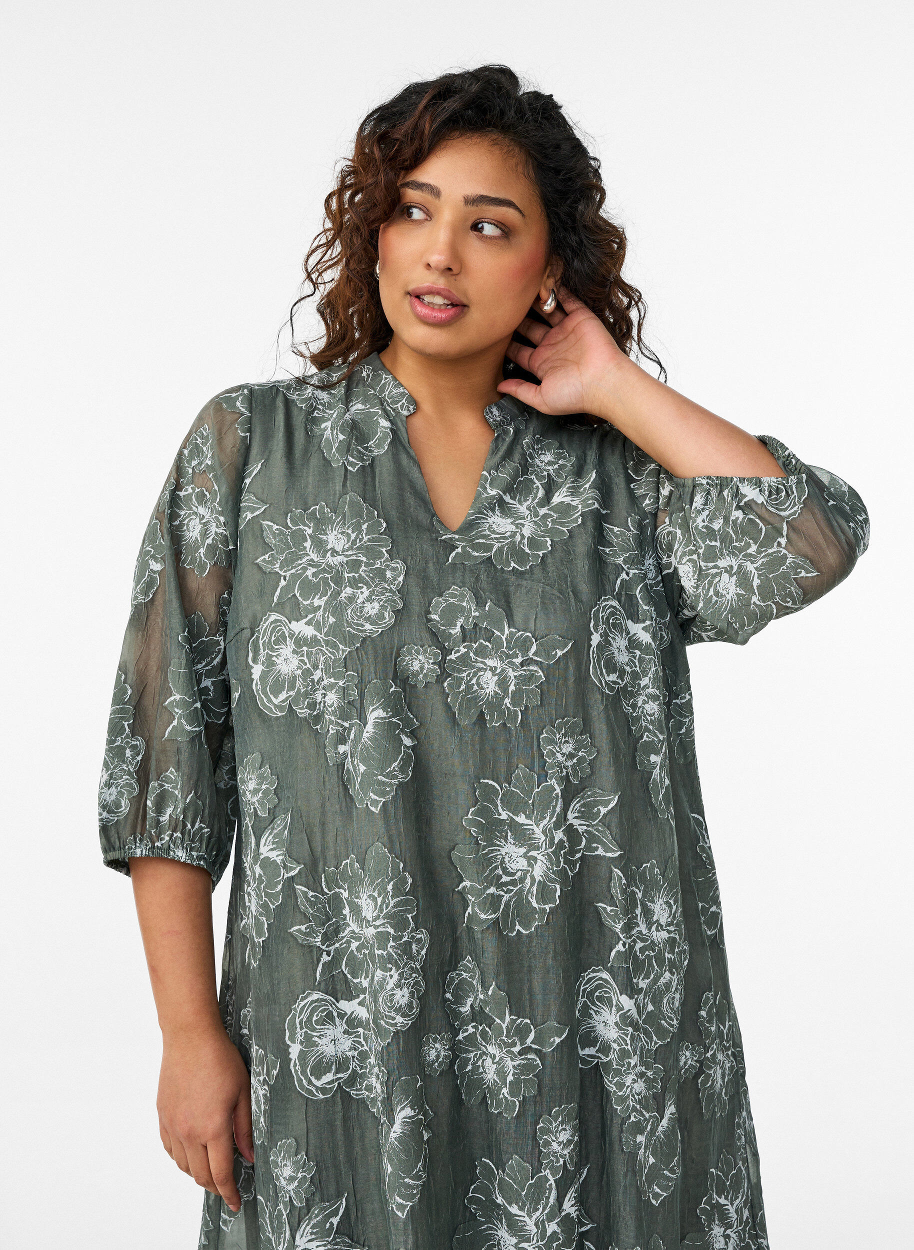 Zizzifashion Midi dress with a floral print and sheer 3/4 sleeves, Green, Model image number 2