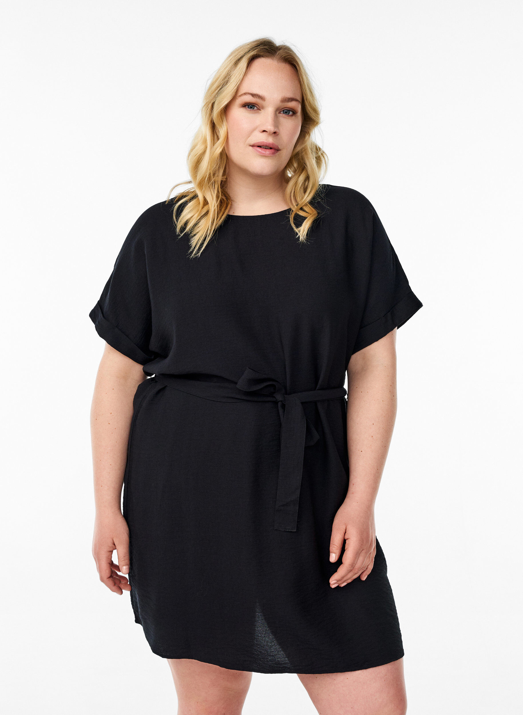 Short dress with loose fit and tie belt, Black, Model