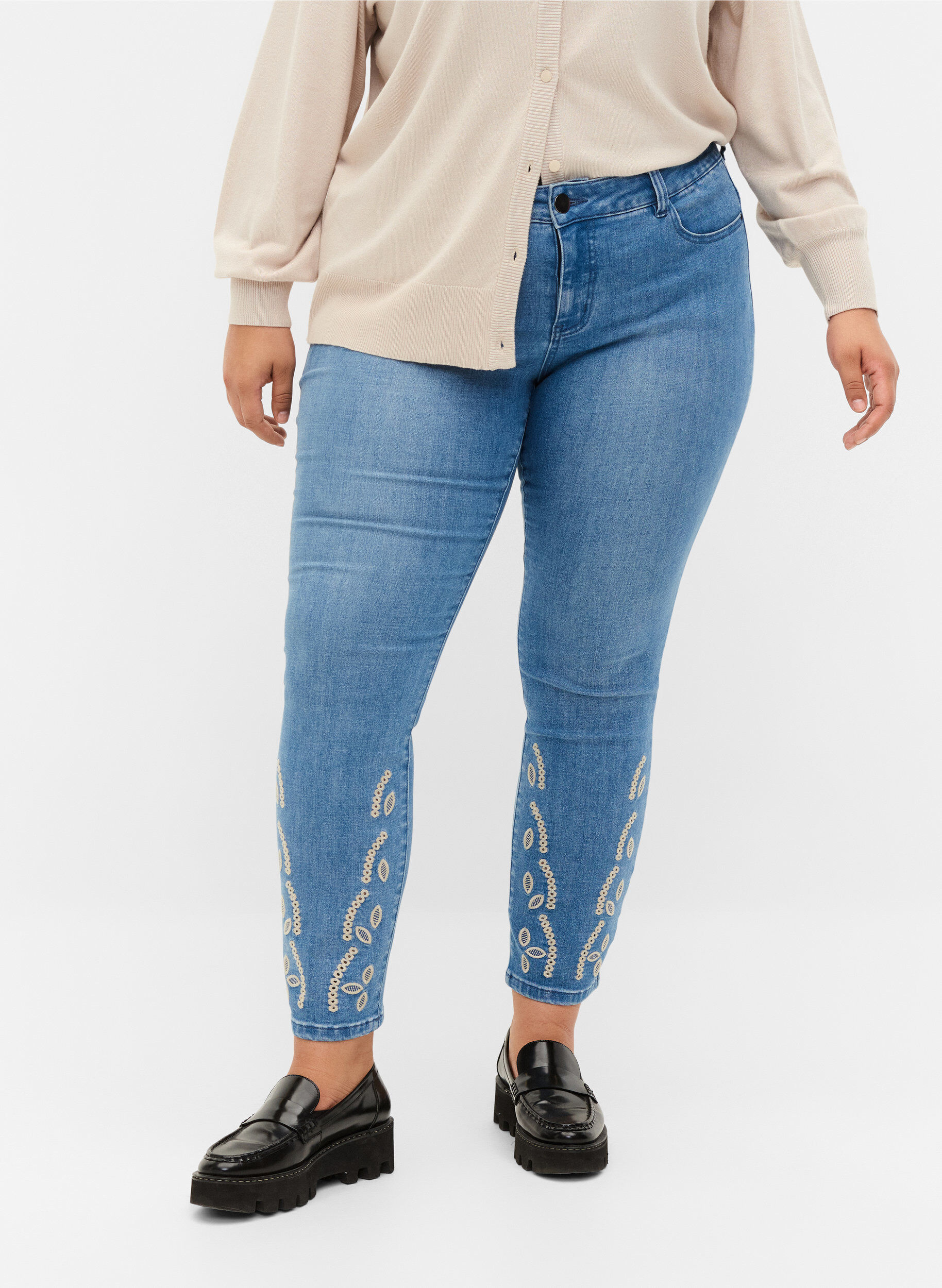Zizzifashion Cropped Emily jeans with embroidery, Blue denim, Model image number 2