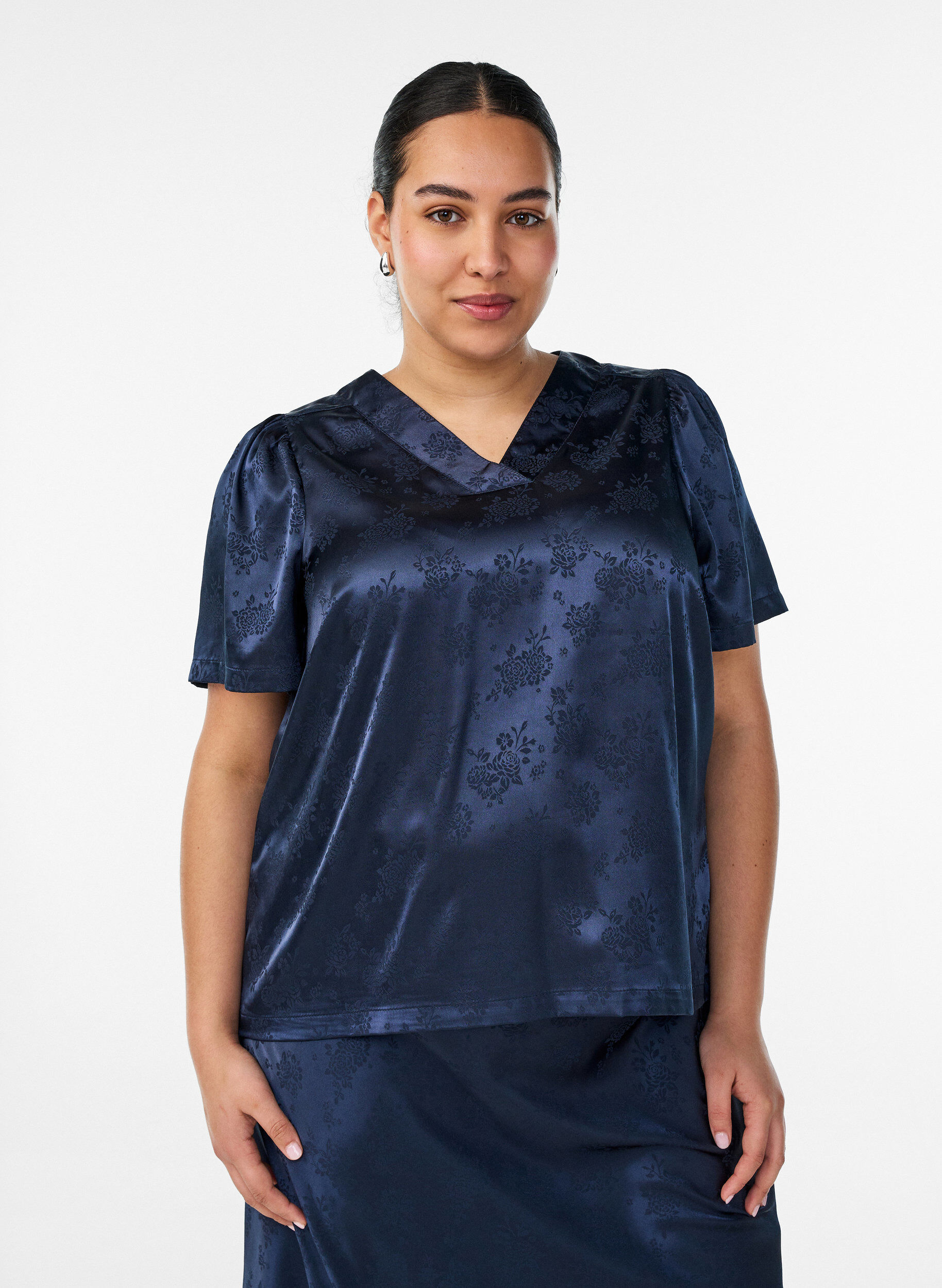 Satin blouse with floral print and V-neck, Blue, Model
