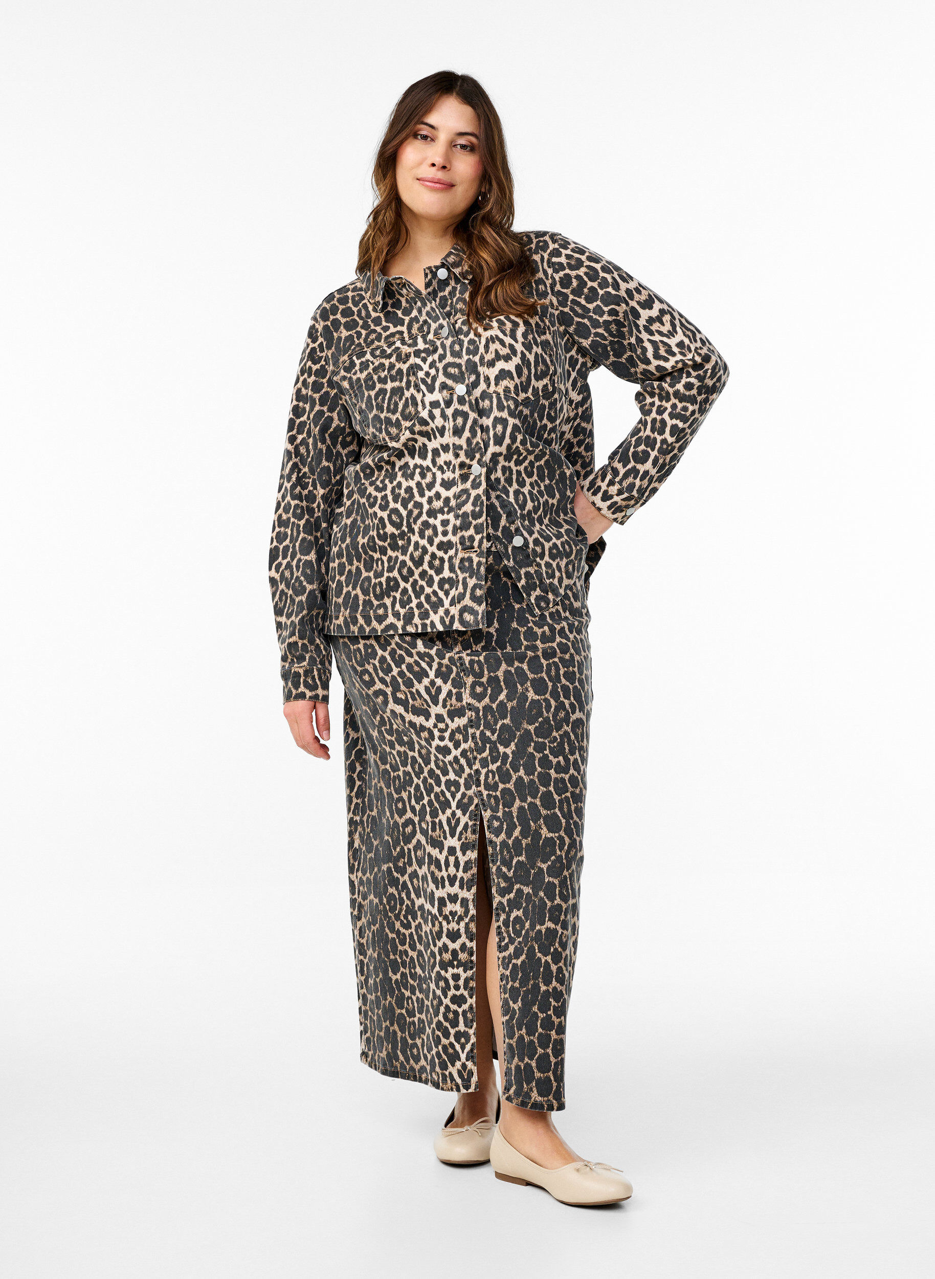 Zizzifashion Denim jacket with leopard print and chest pockets, Brown, Model image number 1