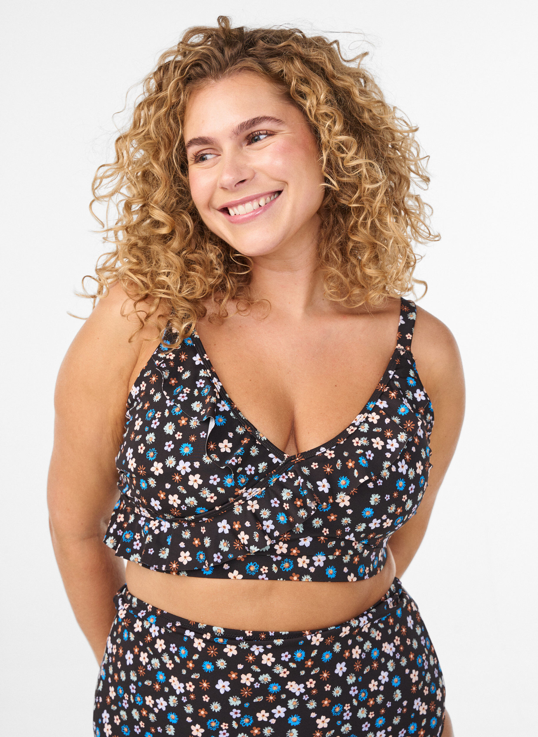 Floral bikini top with ruffle details, Brown, Model