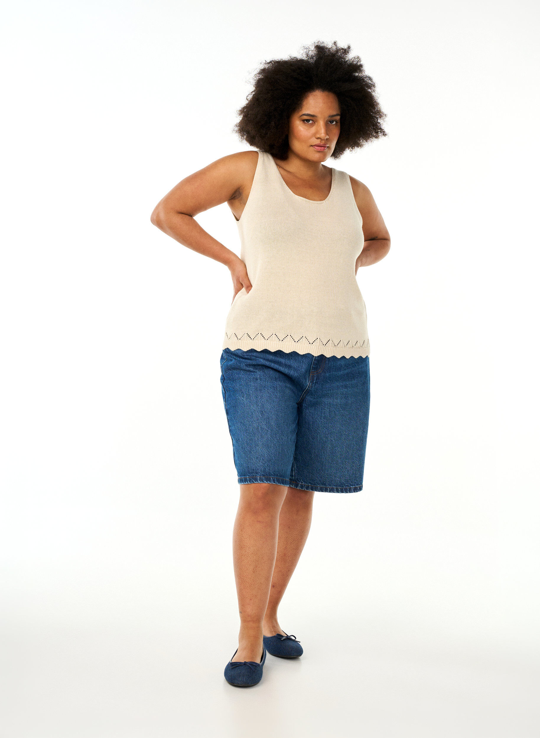 Zizzifashion Sleeveless knitted top with scallop edge, Sandshell, Model image number 2