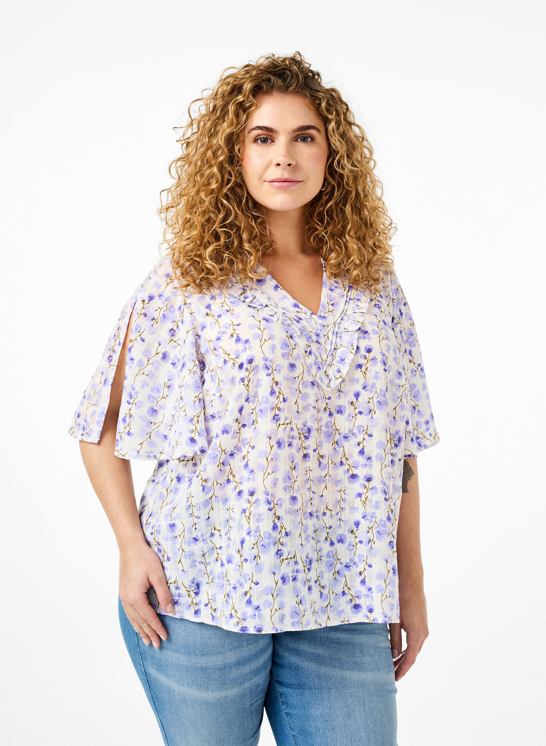 V-neck short sleeve blouse with floral print, White, Model