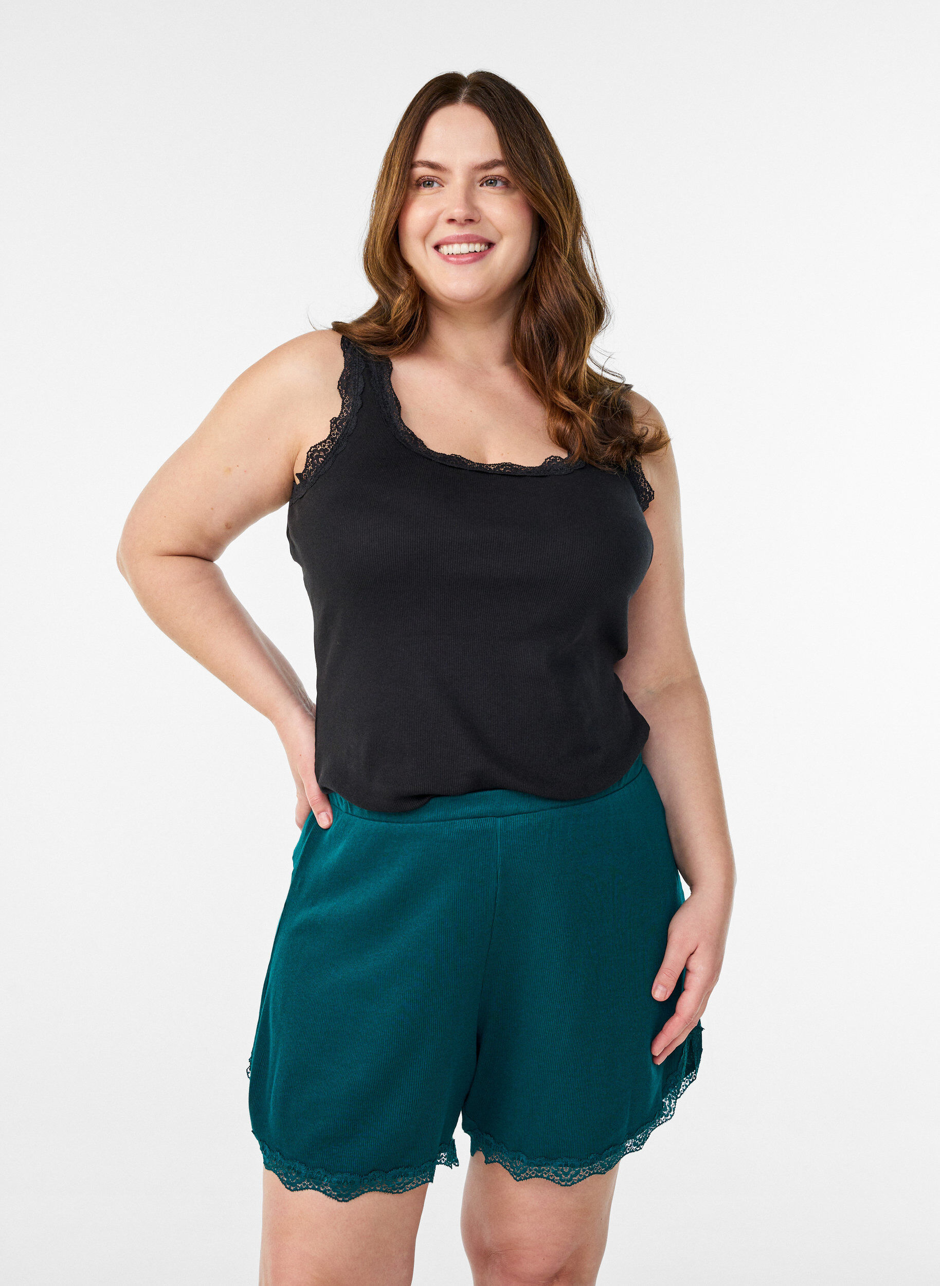 Loose night shorts with ribbed texture and lace trim, Green, Model
