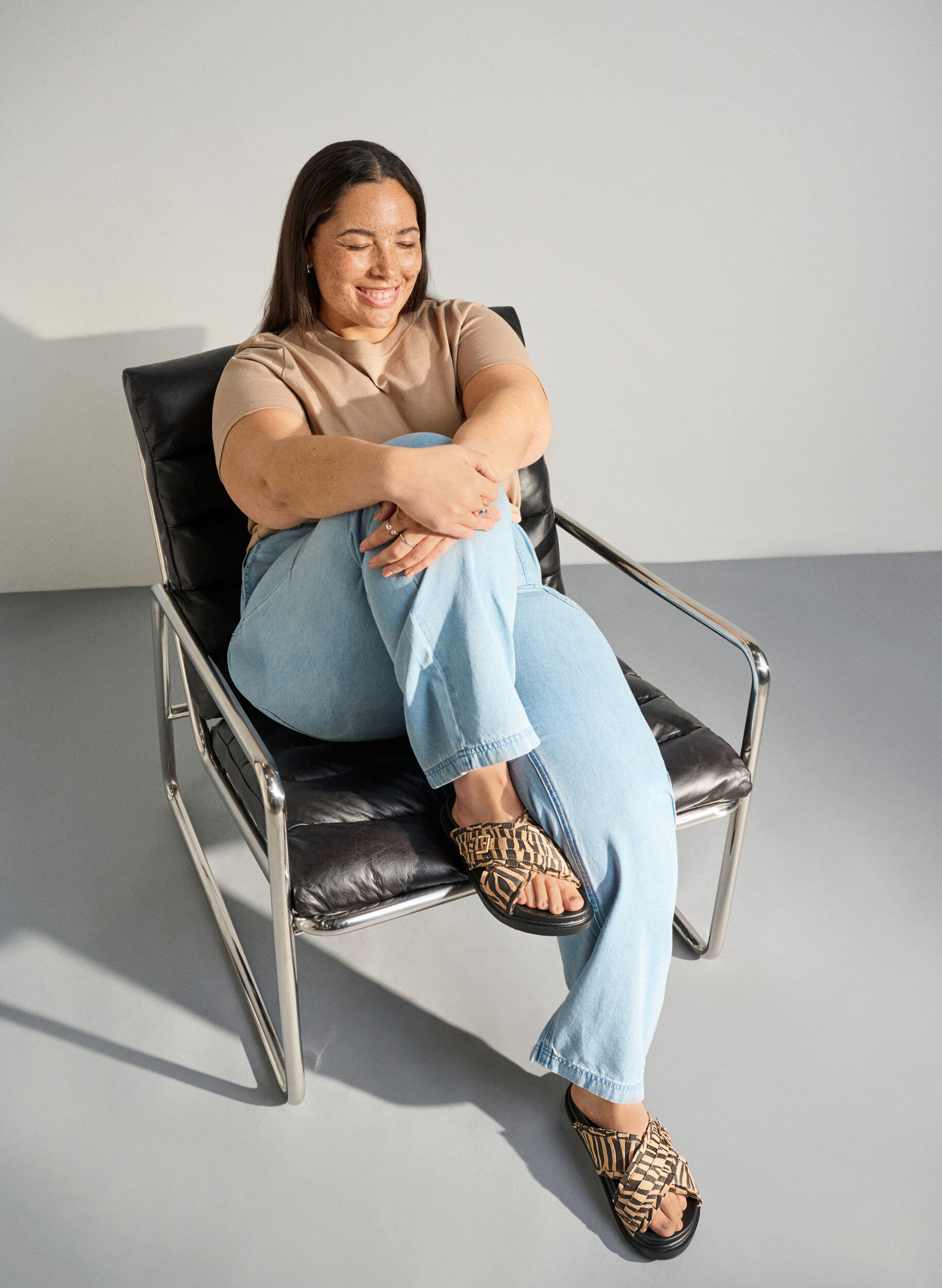 Wide fit - Sandal with criss-cross straps and ruffle edges