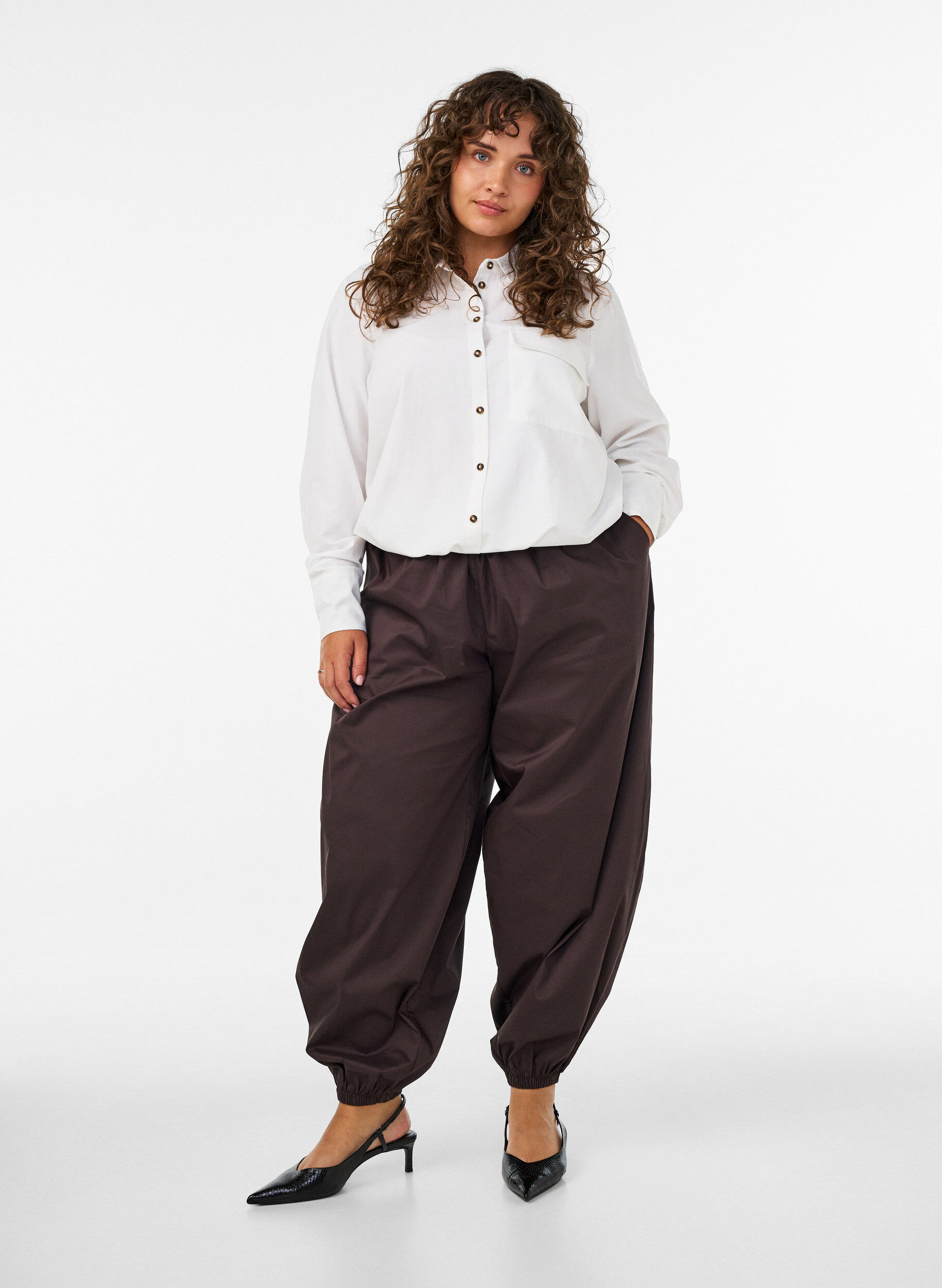 Balloon trousers with pockets and an elasticated waistband, Brown, Model