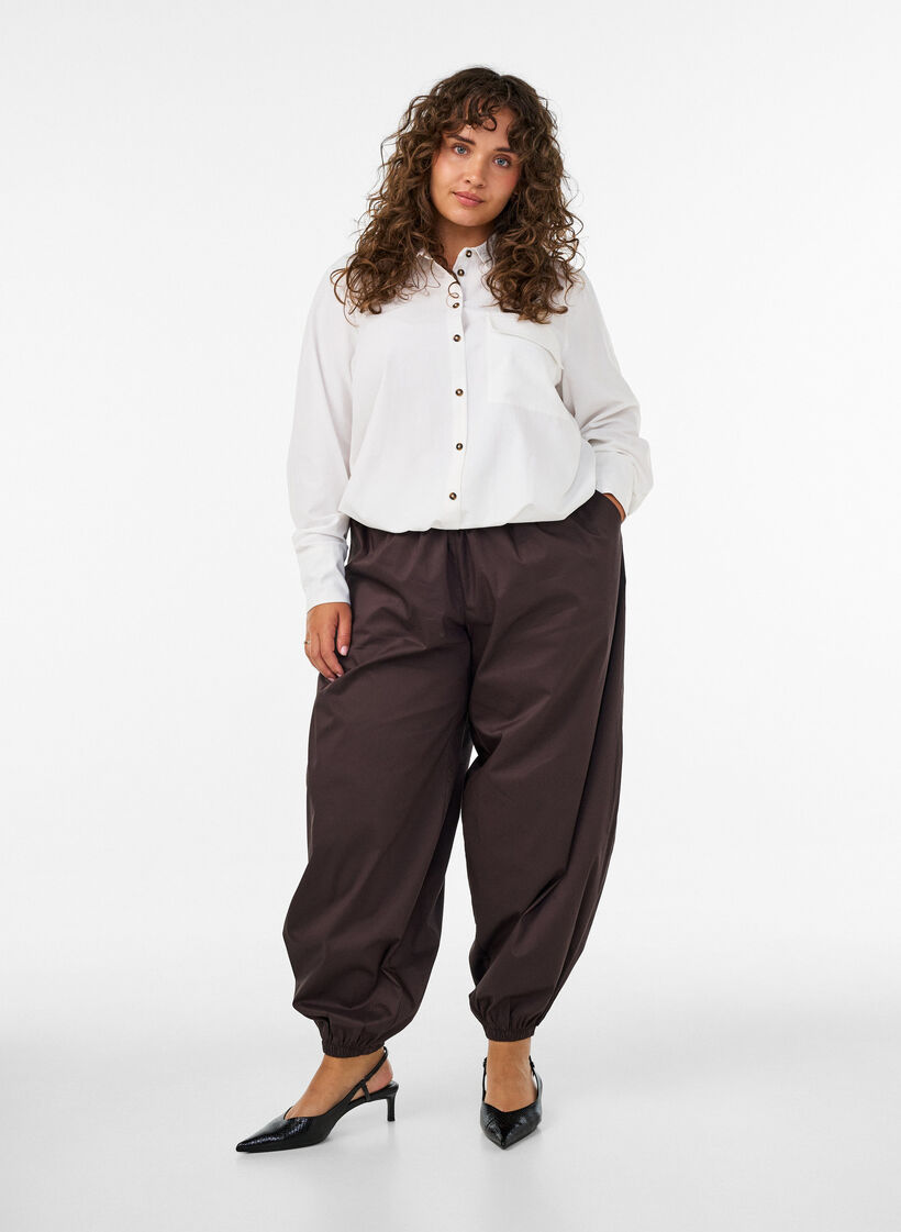 Balloon trousers with pockets and an elasticated waistband, Brown, Model