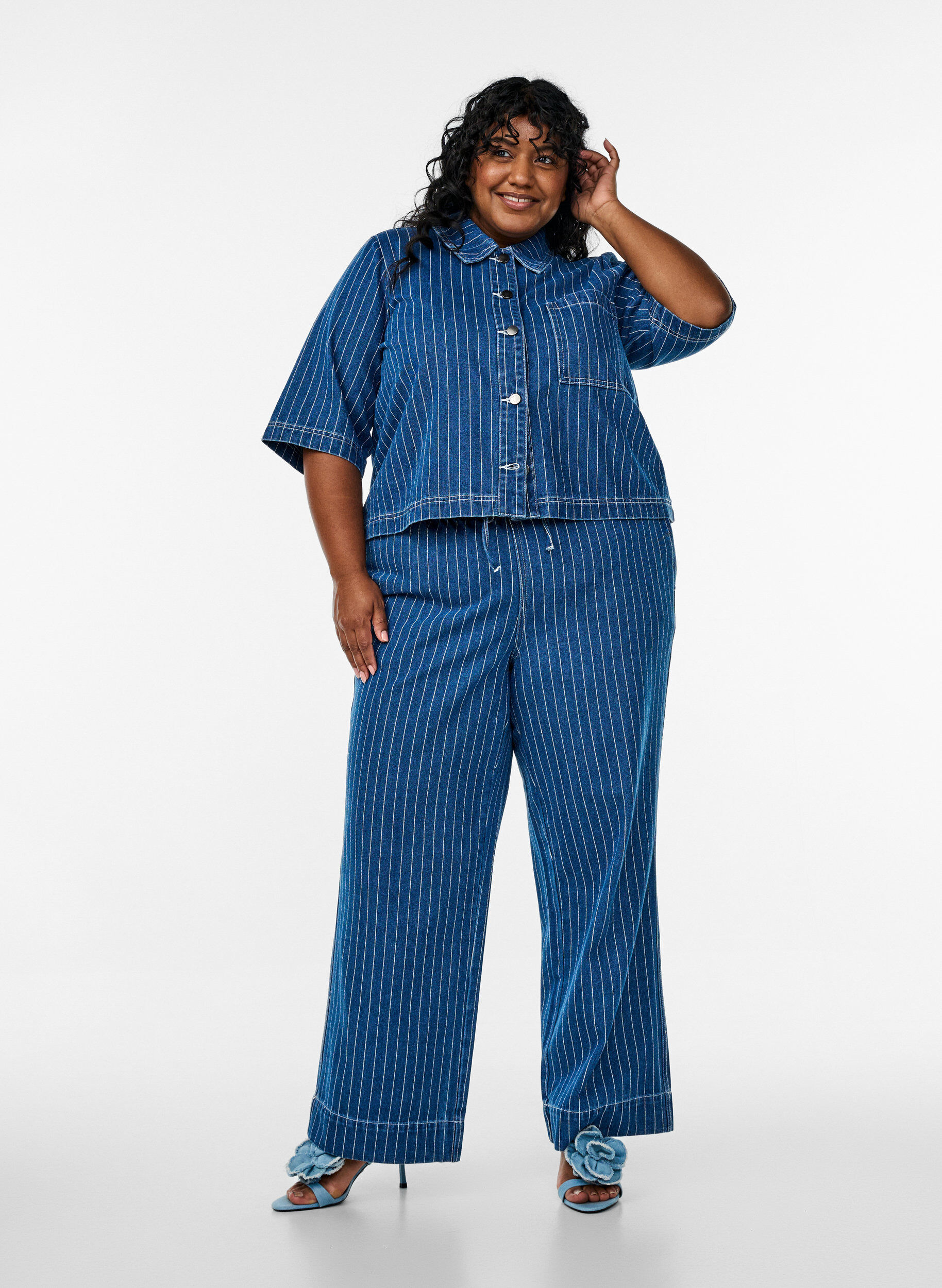 Wide-leg denim jeans with stripes, Blue, Model
