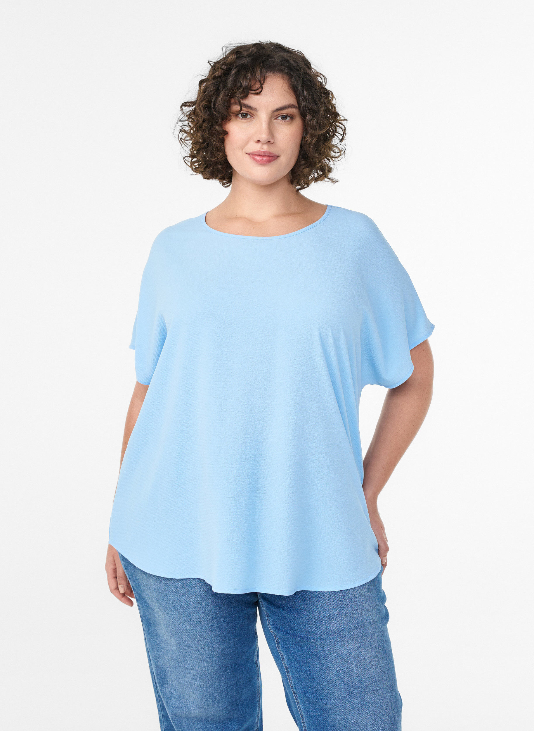 Blouse with short sleeves and a round neckline, Blue, Model