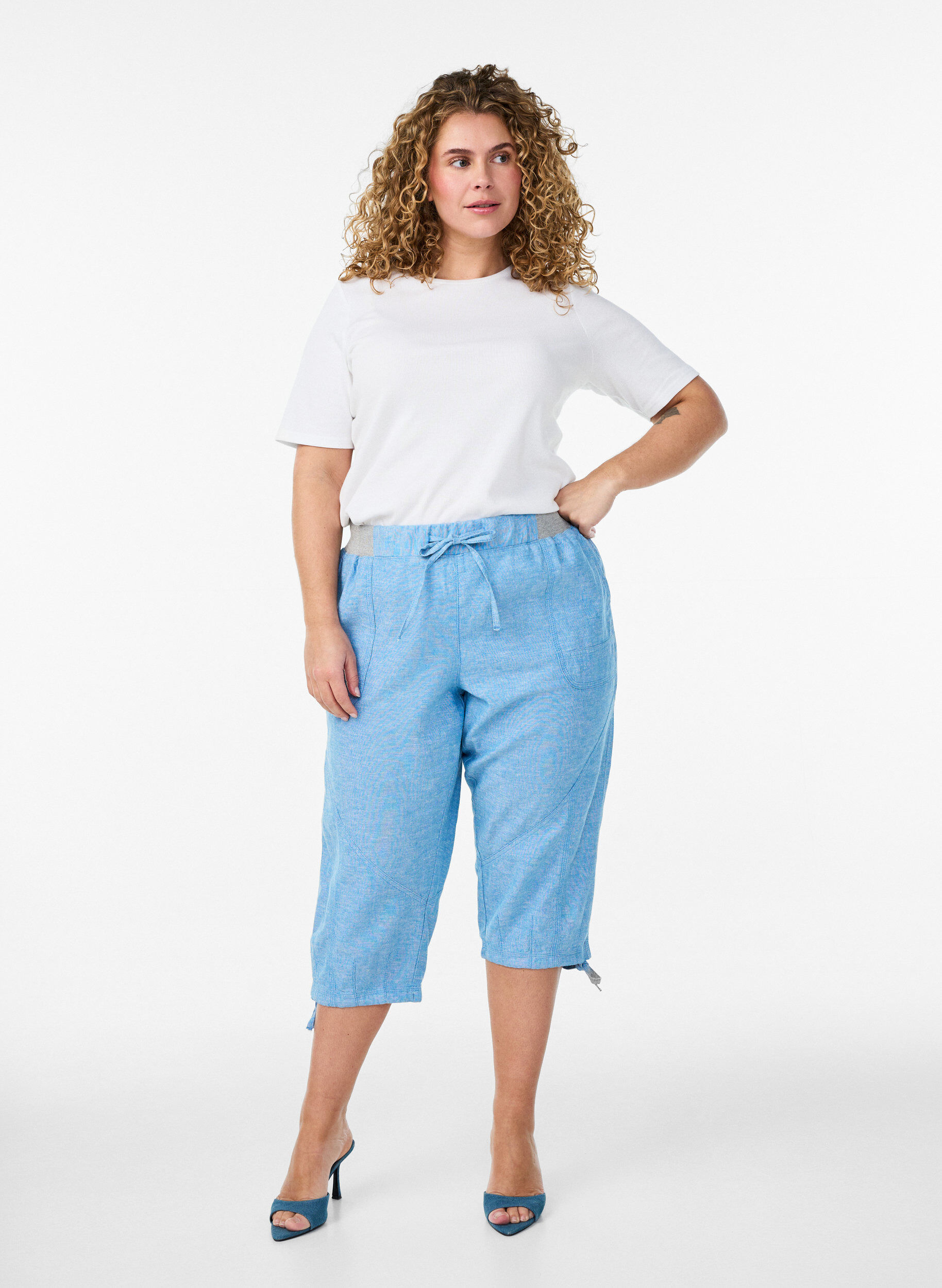 Zizzifashion Cotton and linen Capri trousers with an elasticated waist and tie-string, Blue, Model image number 0