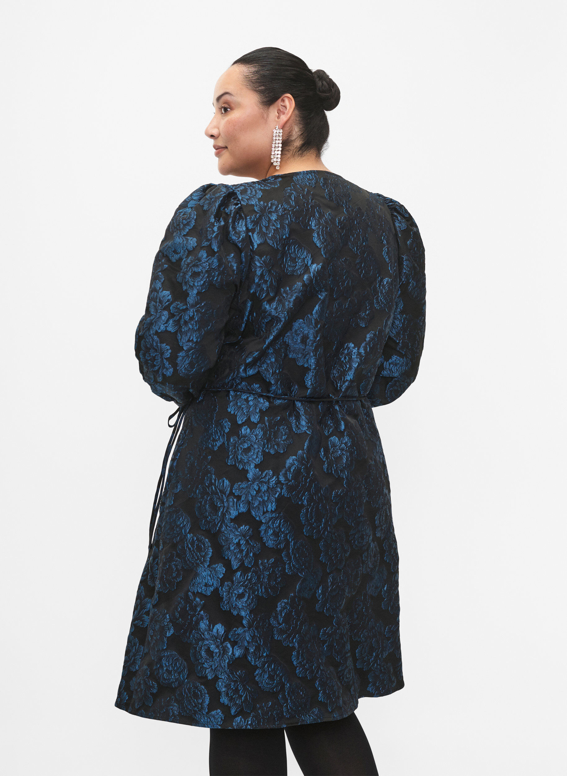 Zizzifashion Jacquard wrap dress with 3/4 sleeves, Black Blue, Model image number 1