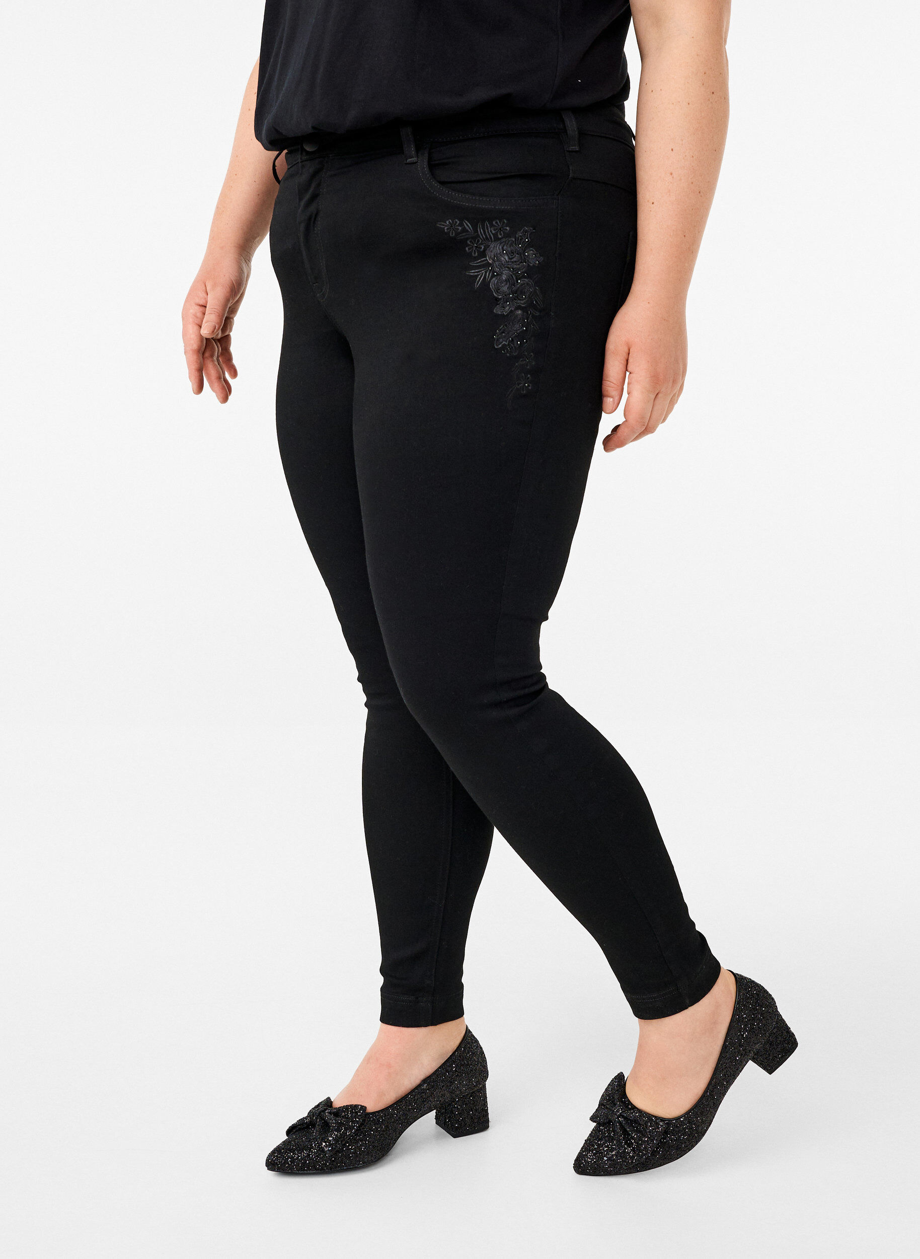 Zizzifashion Super slim Amy jeans with embroidery detail, Black, Model image number 2