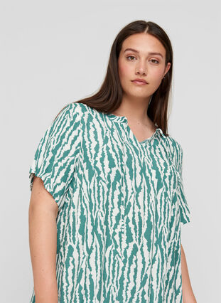 Short-sleeved viscose dress with print, Green Animal Print, Model image number 2