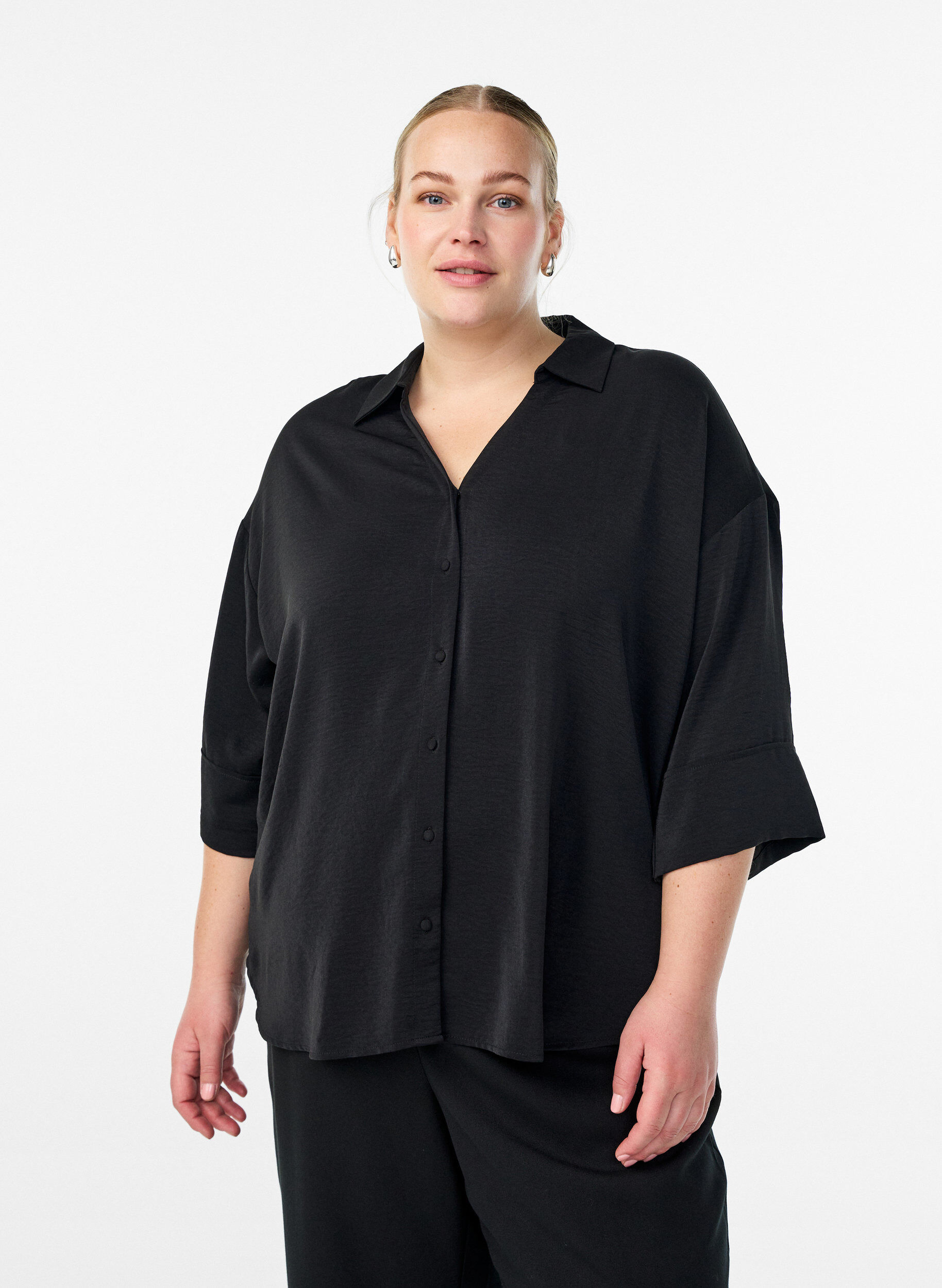 Loose shirt with a v-neck and 3/4 sleeves, Black, Model