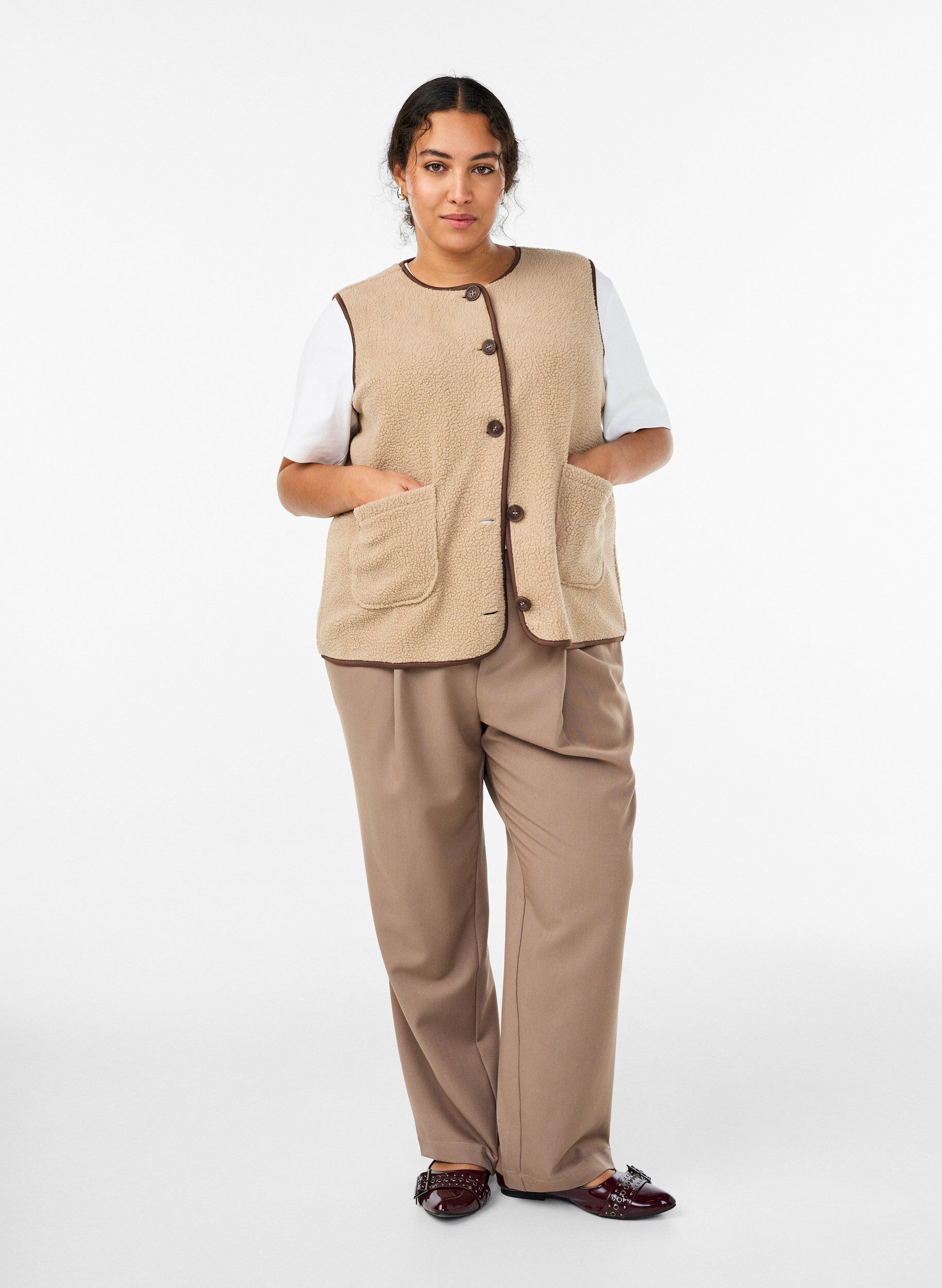 ZizzifashionTeddy fleece vest with contrast trims, Beige, Model image number 1