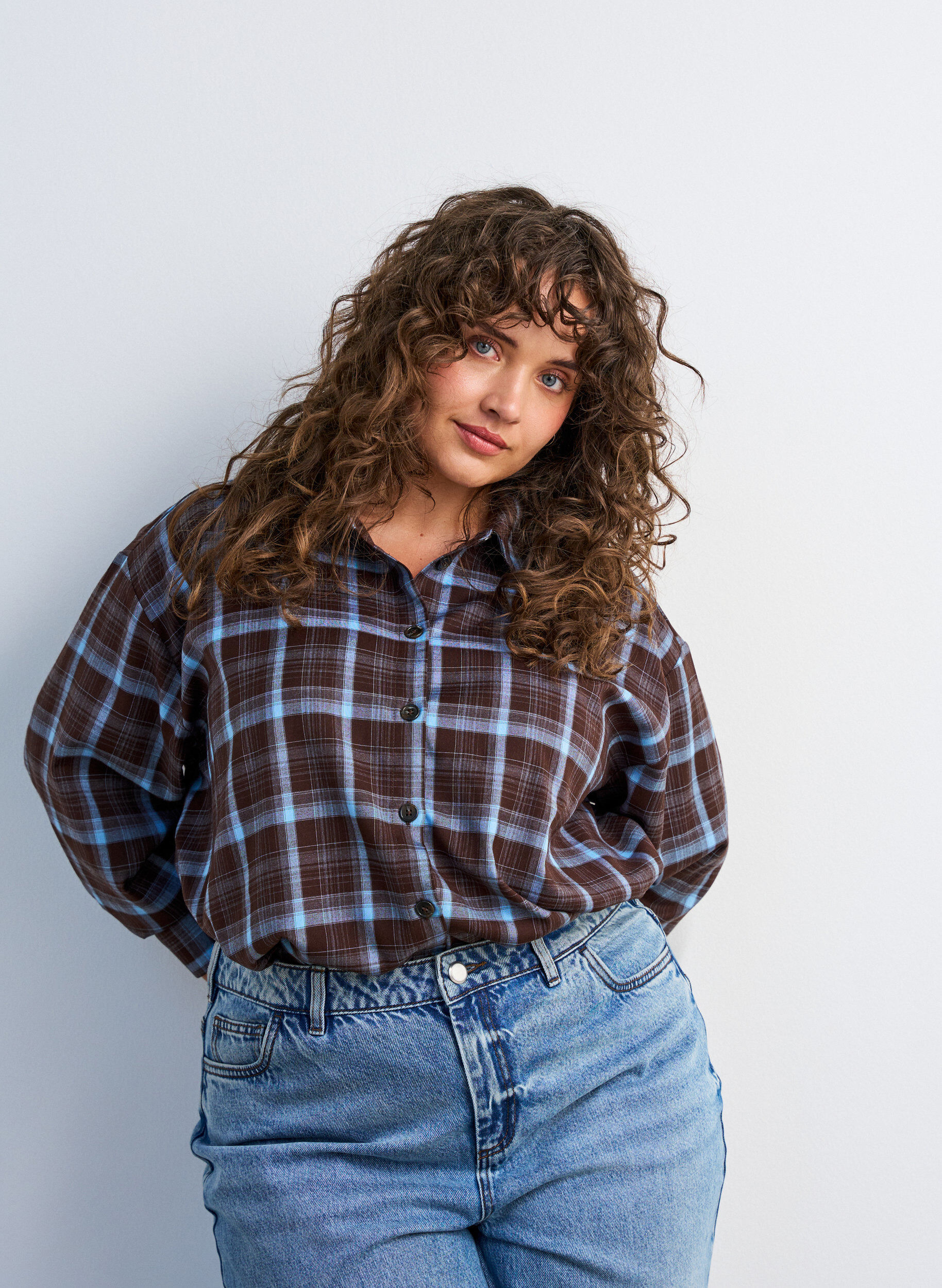 Checked shirt with a loose fit, Brown, Model