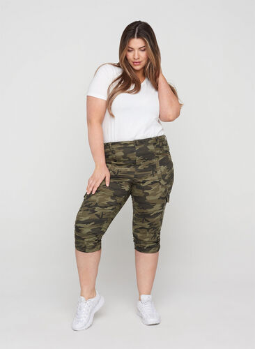 Close-fitting capri jeans with camouflage print, Ivy Green/Camou, Model image number 0