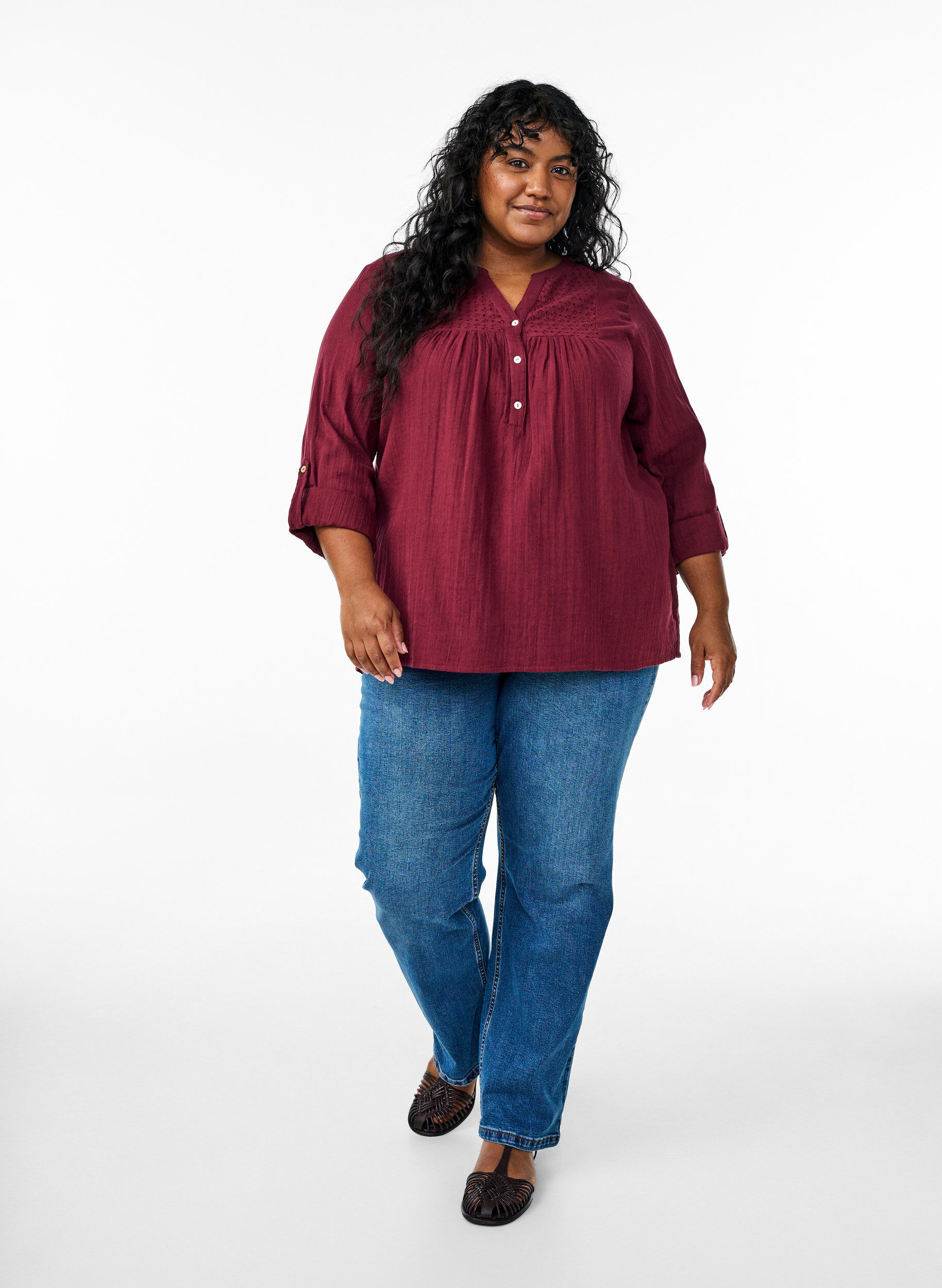 Zizzifashion Blouse in cotton muslin with broderie anglaise, Dark Bordeaux, Model image number 1