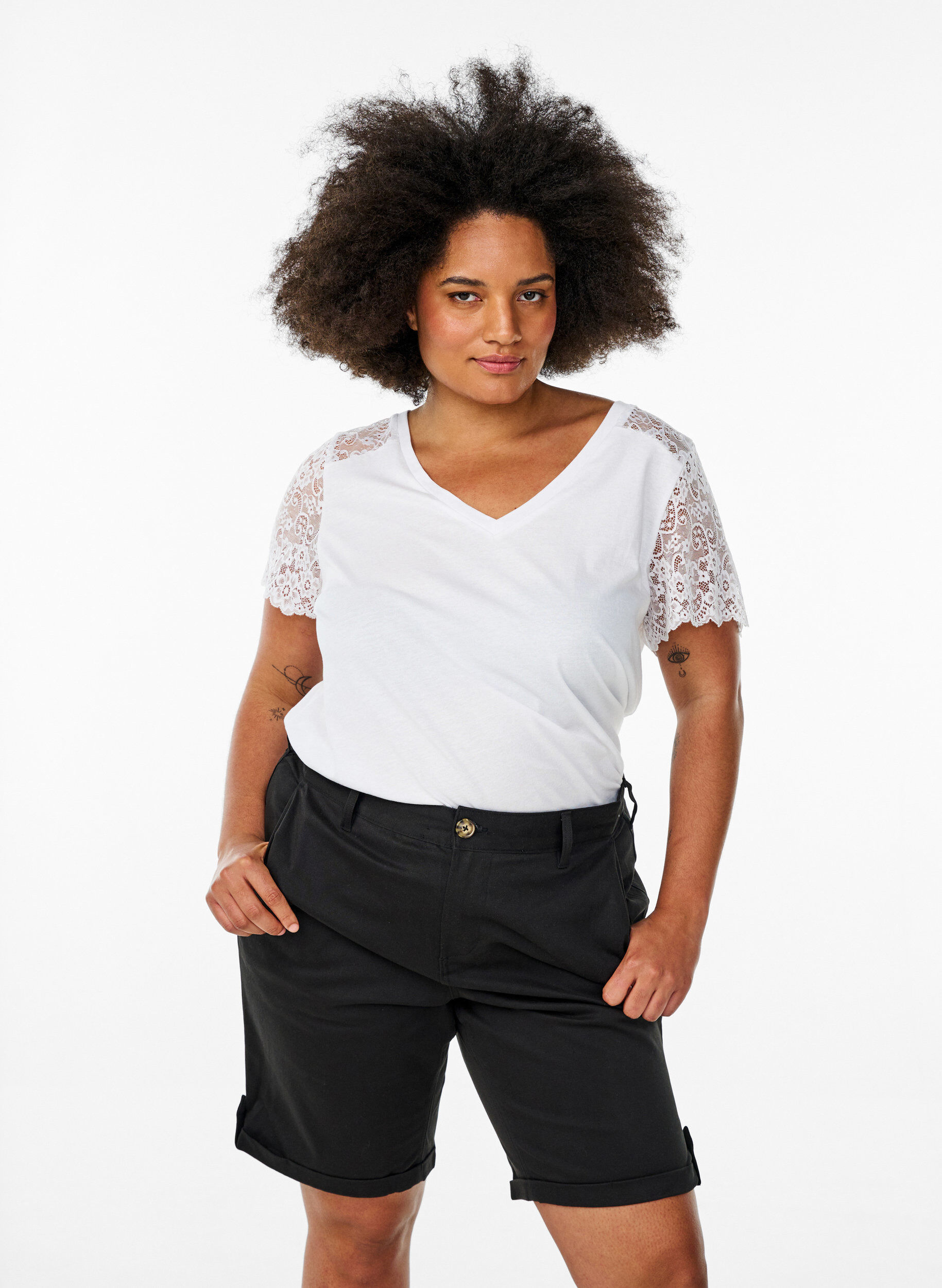 Chino shorts with pockets, Black, Model