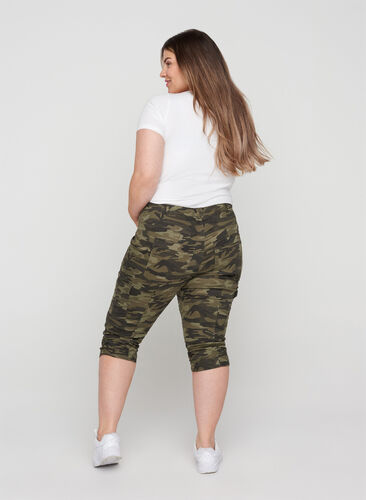 Close-fitting capri jeans with camouflage print, Ivy Green/Camou, Model image number 1