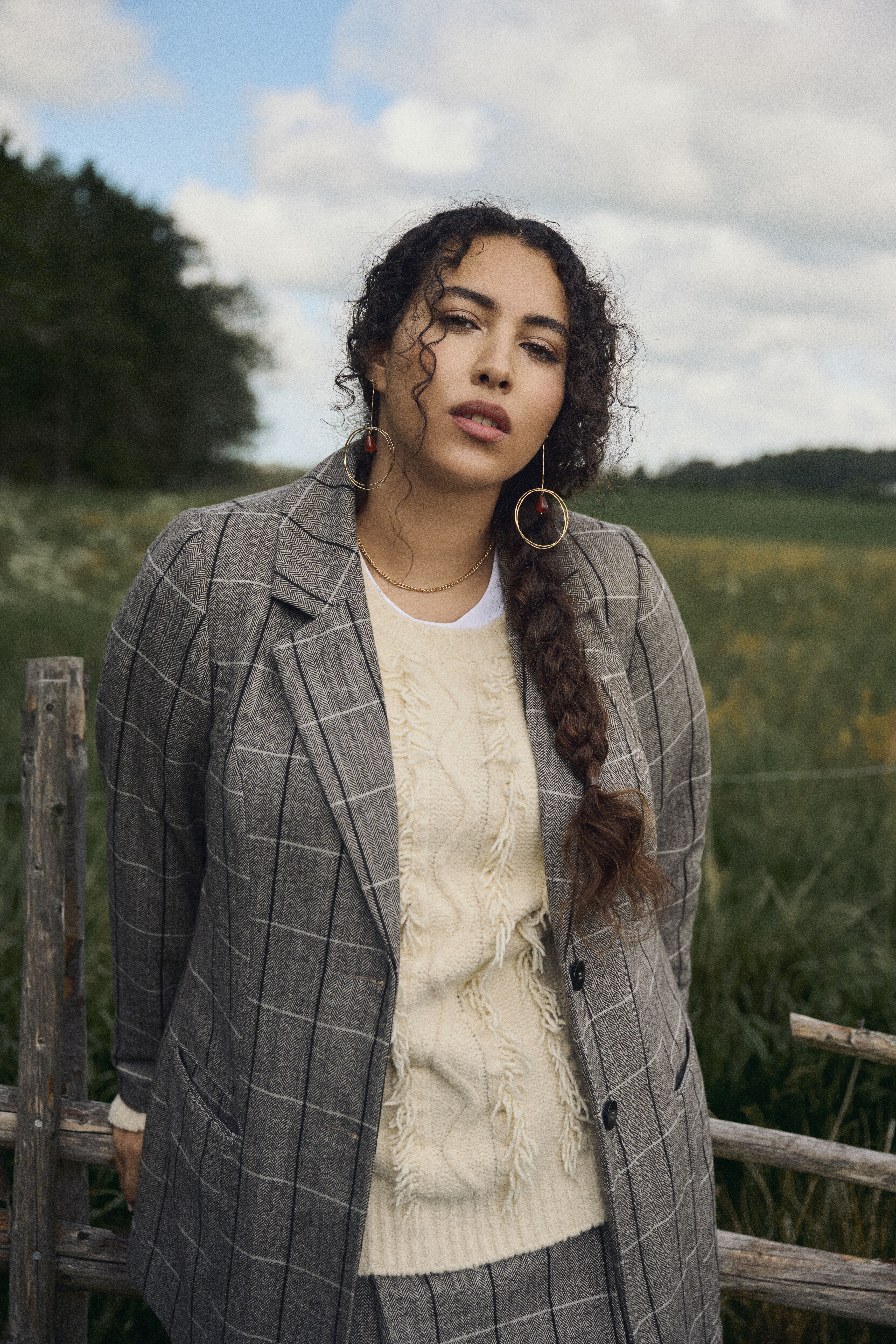 Set in grey checks, , Model