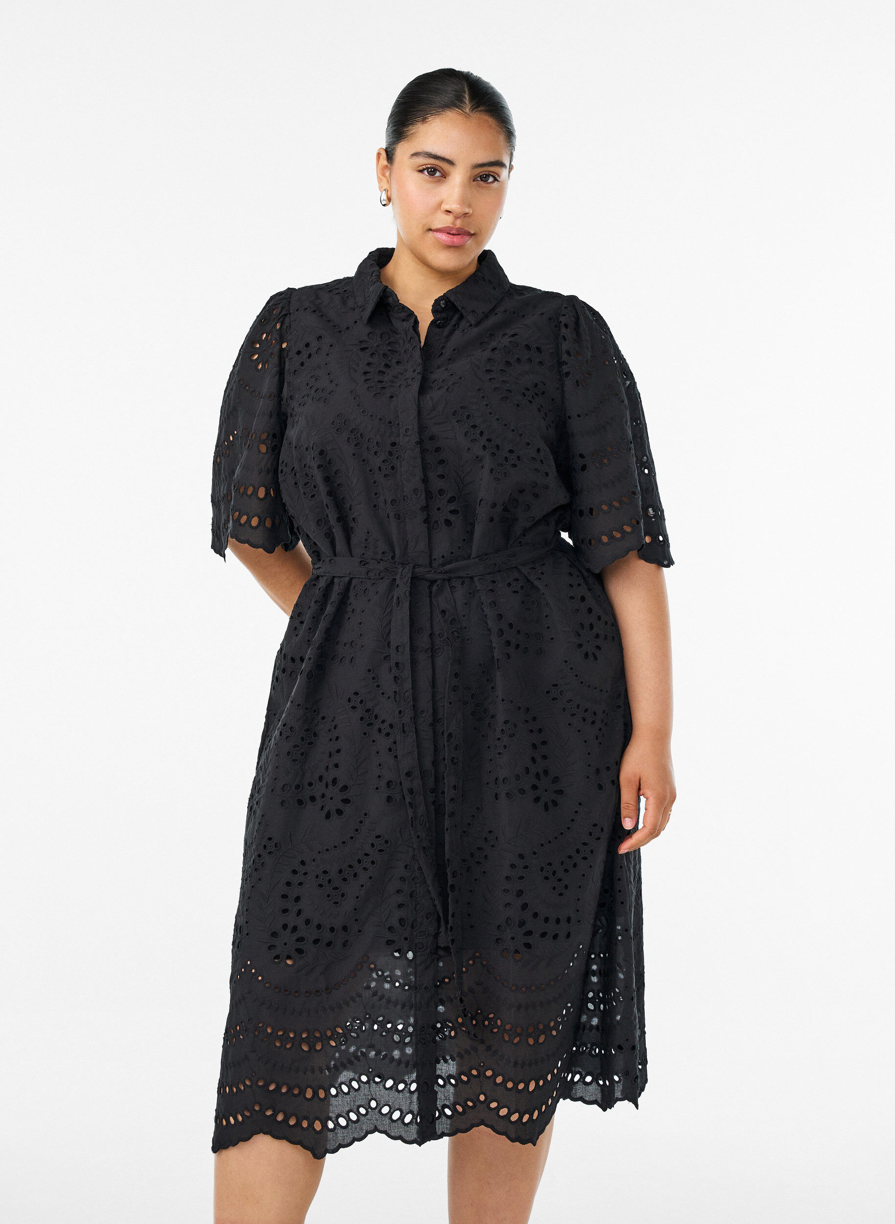 Shirt dress in broderie anglaise with a tie-belt, Black, Model