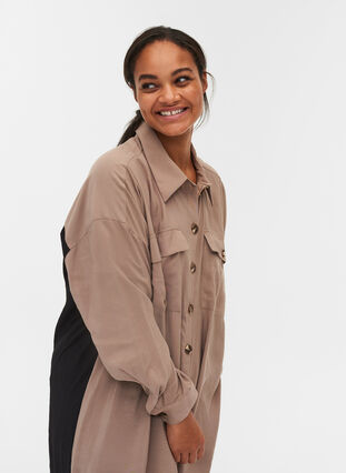 Long viscose shirt with colour-block, Desert Taupe, Model image number 3