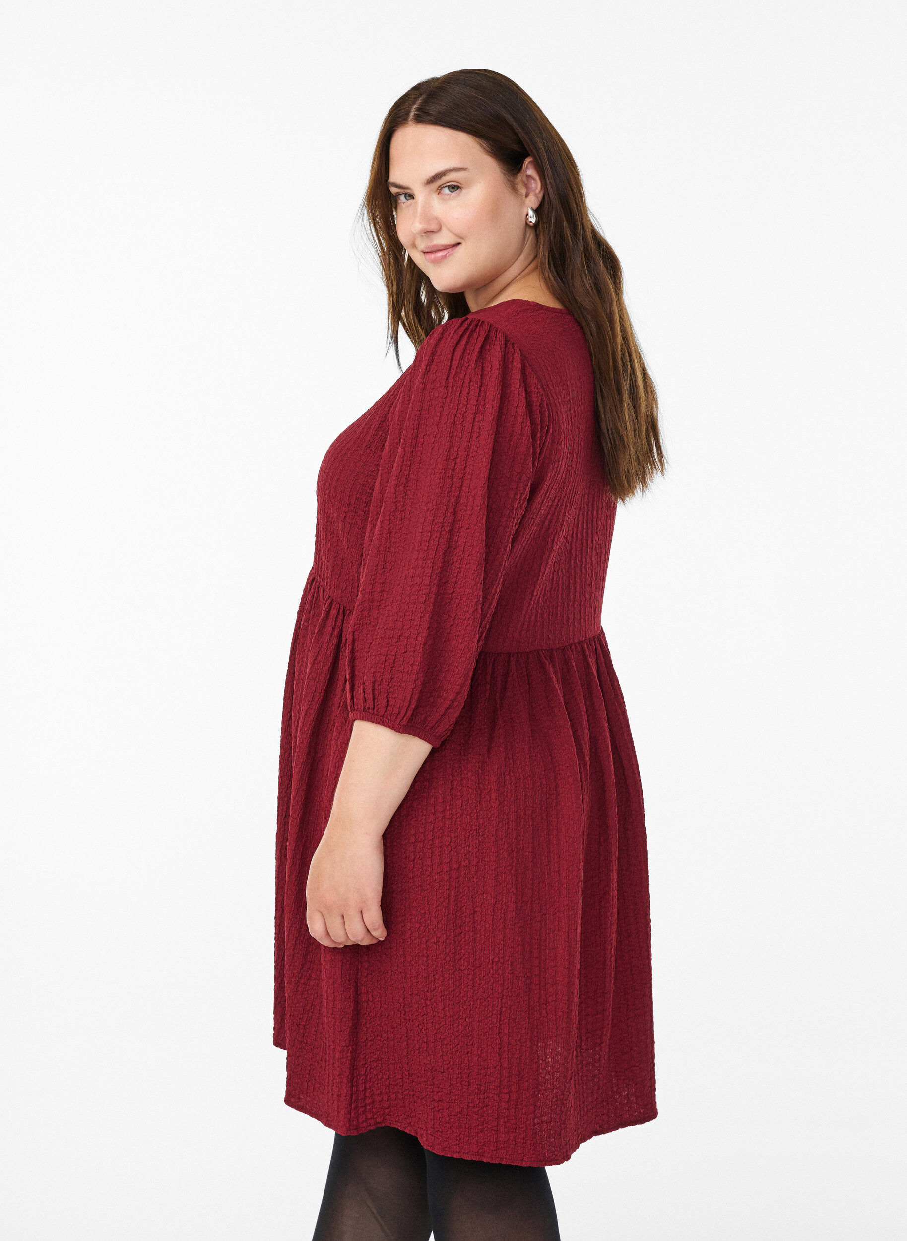 Zizzifashion FLASH - Short dress with texture and 3/4 sleeves, Dark Bordeaux, Model image number 2