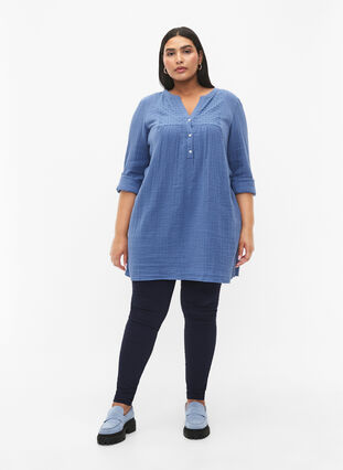 Tunic in cotton with embroidery anglaise, Moonlight Blue, Model image number 2
