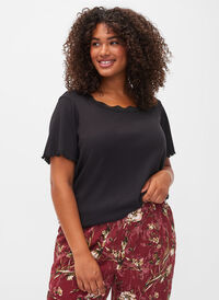 Short-sleeved pyjama top with lace trim, Black, Model