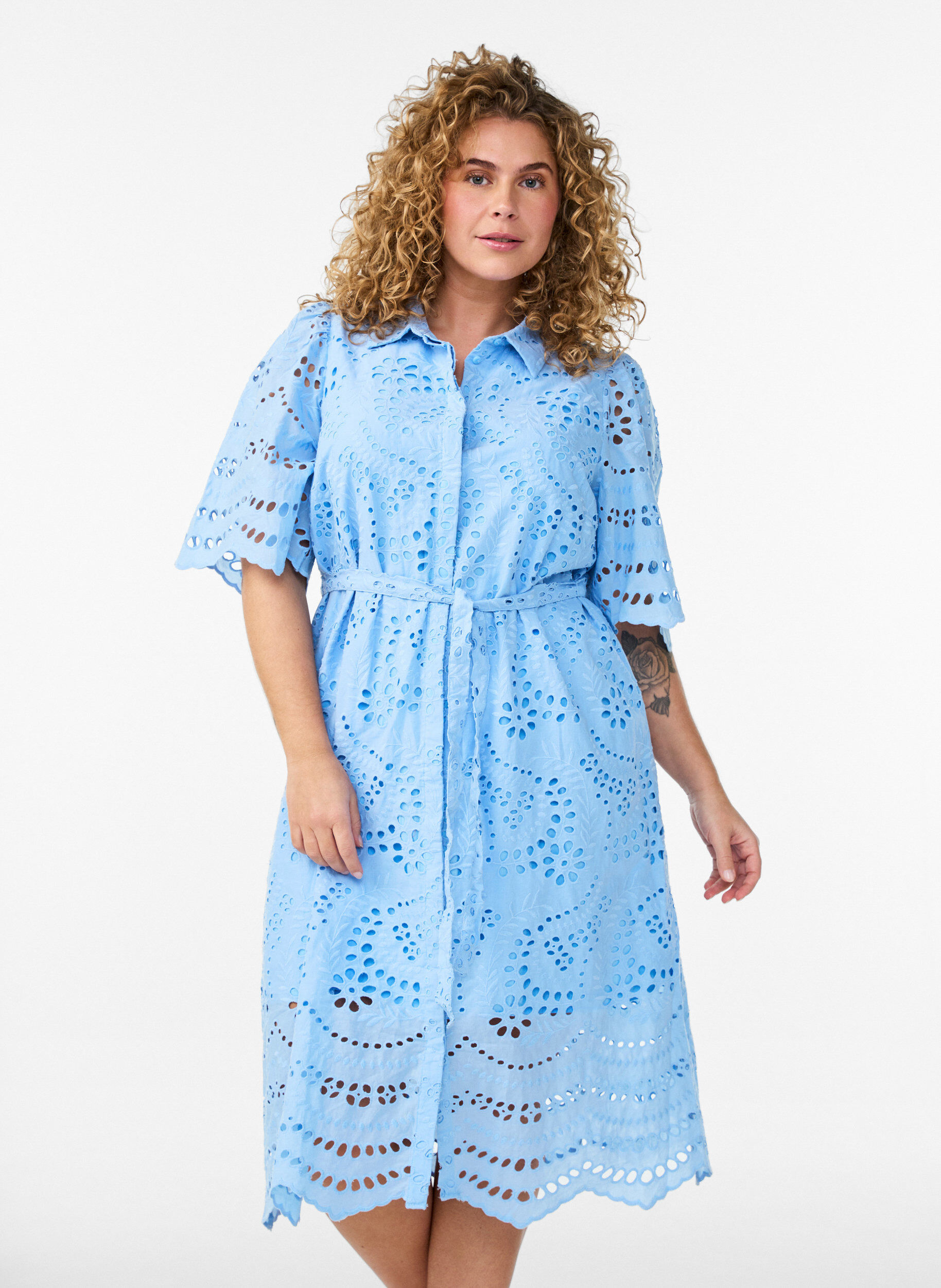 Shirt dress in broderie anglaise with a tie-belt, Blue, Model