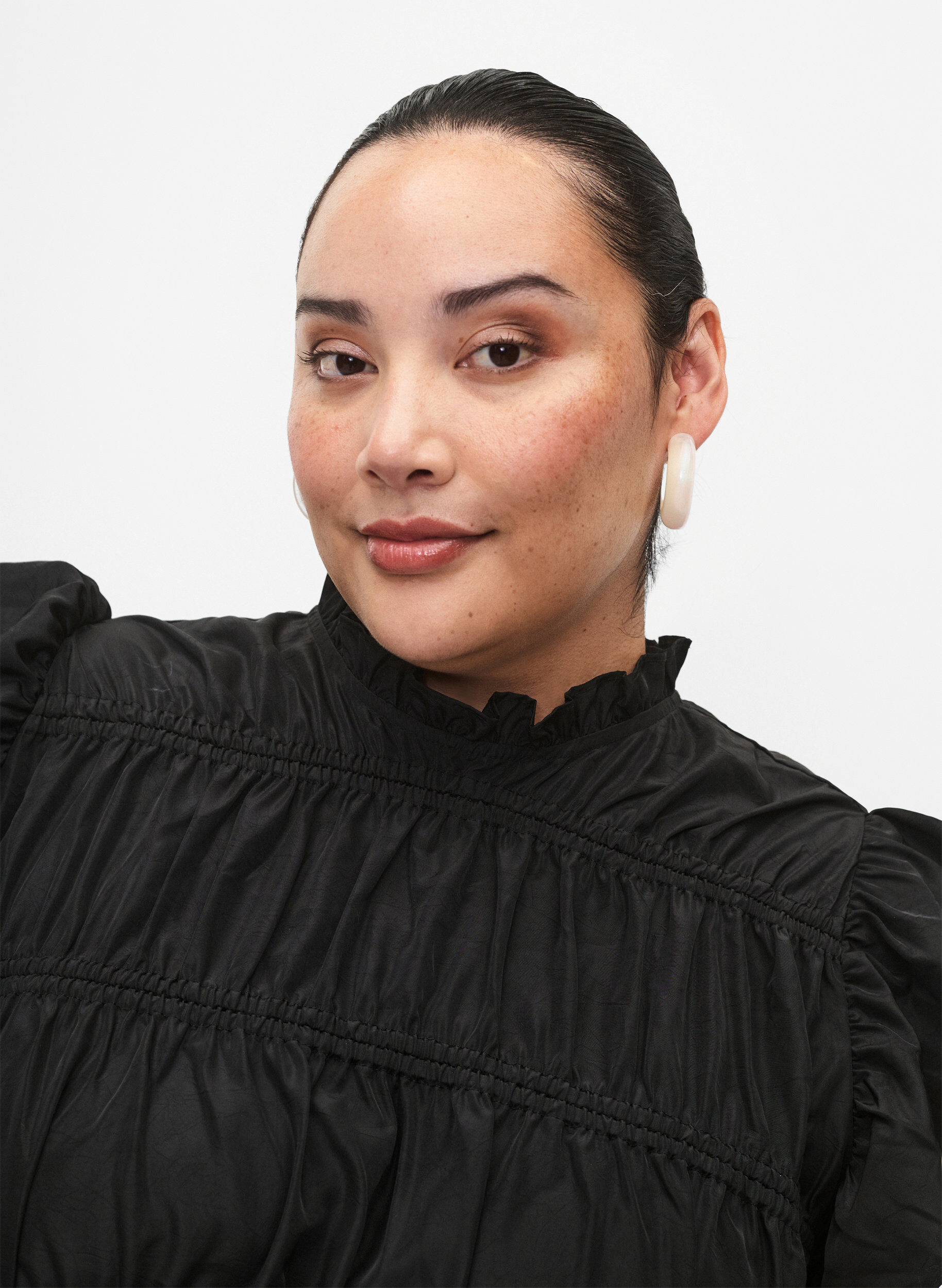 Zizzifashion Dress with ruffles and elastic cutlines, Black, Model image number 3